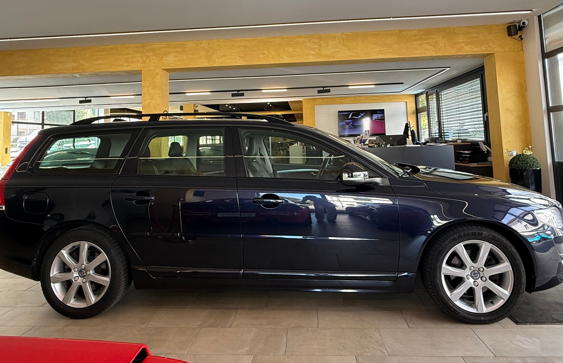VOLVO V70 D2 Kinetic Dynamic Edition Geartronic-image-1
