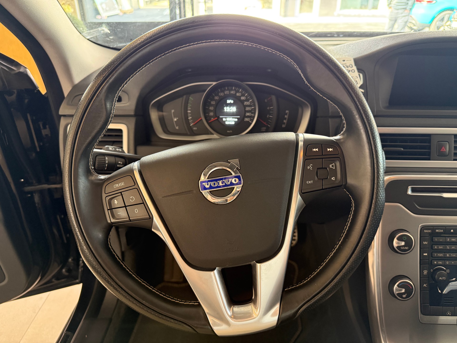 VOLVO V70 D2 Kinetic Dynamic Edition Geartronic-image-12