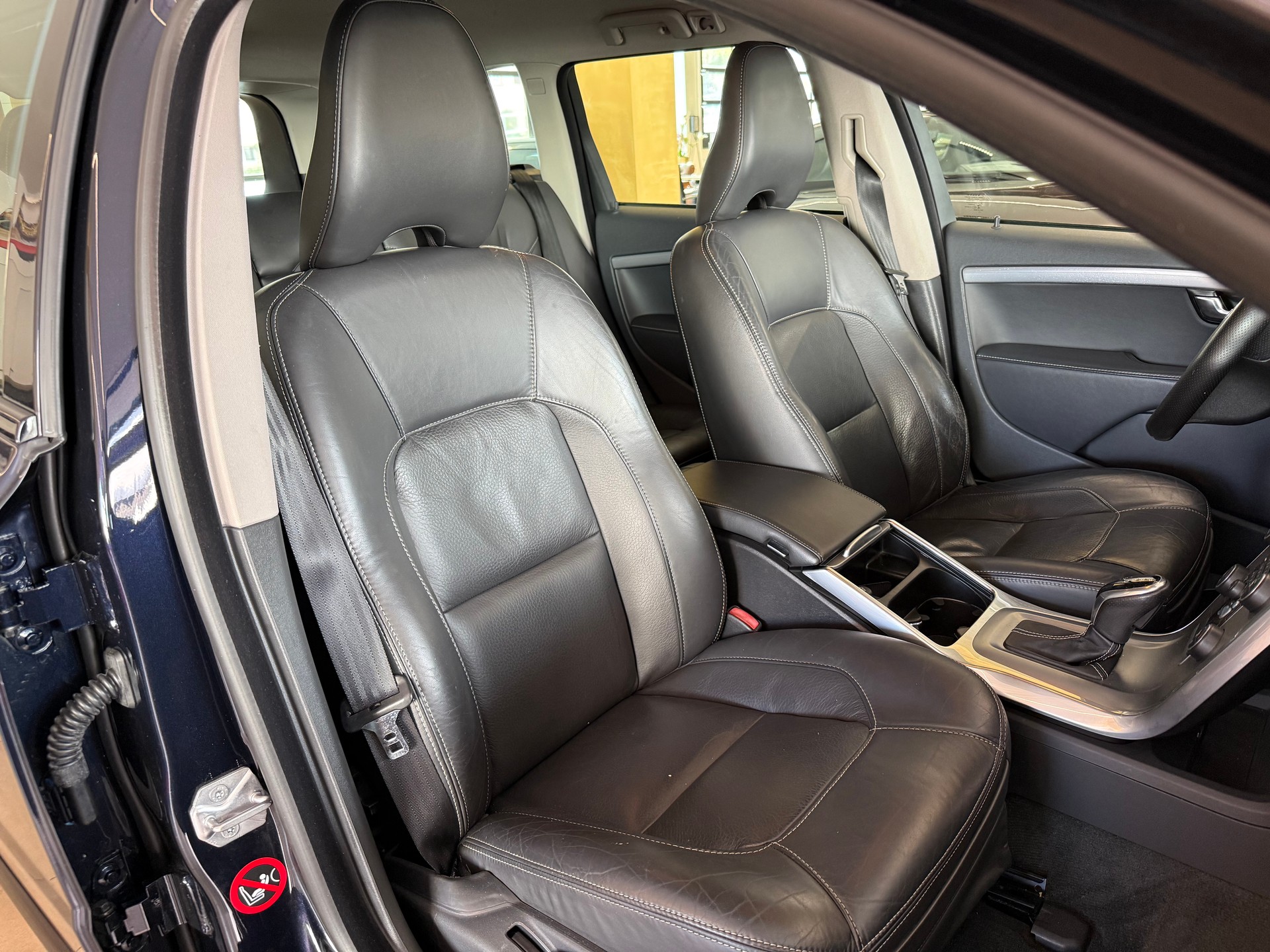 VOLVO V70 D2 Kinetic Dynamic Edition Geartronic-image-16