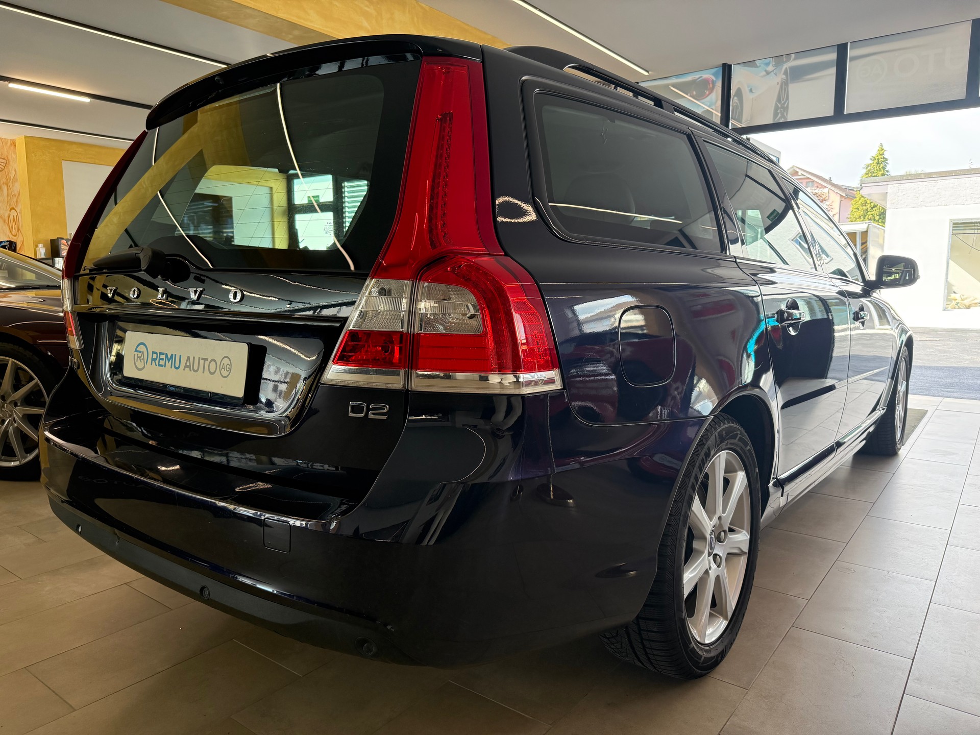 VOLVO V70 D2 Kinetic Dynamic Edition Geartronic-image-2