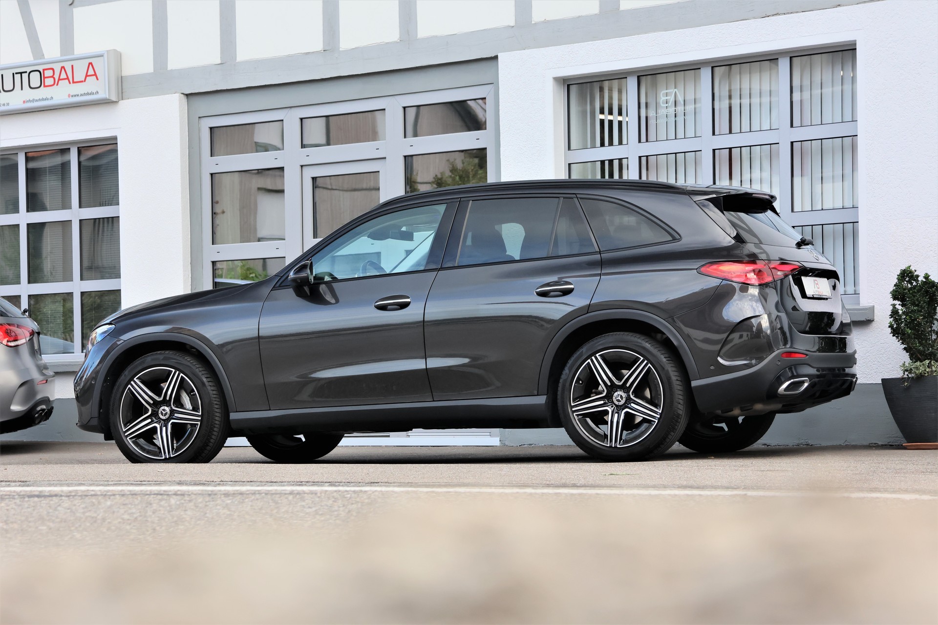 MERCEDES-BENZ GLC 220 d 4Matic 9G-Tronic AMG-Line (CH) + 2.5T AHK-image-3