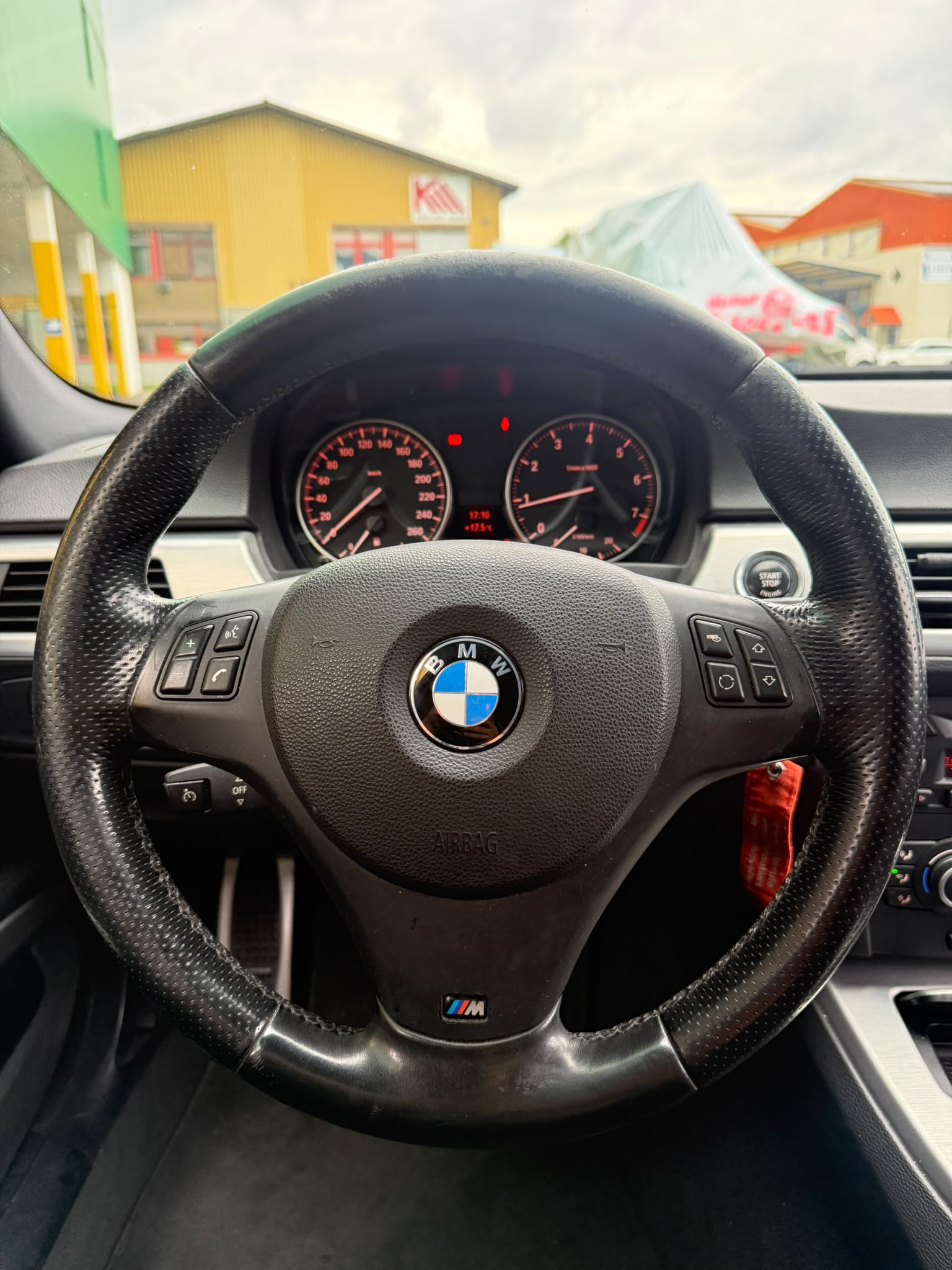 BMW 320i Touring Steptronic-image-11