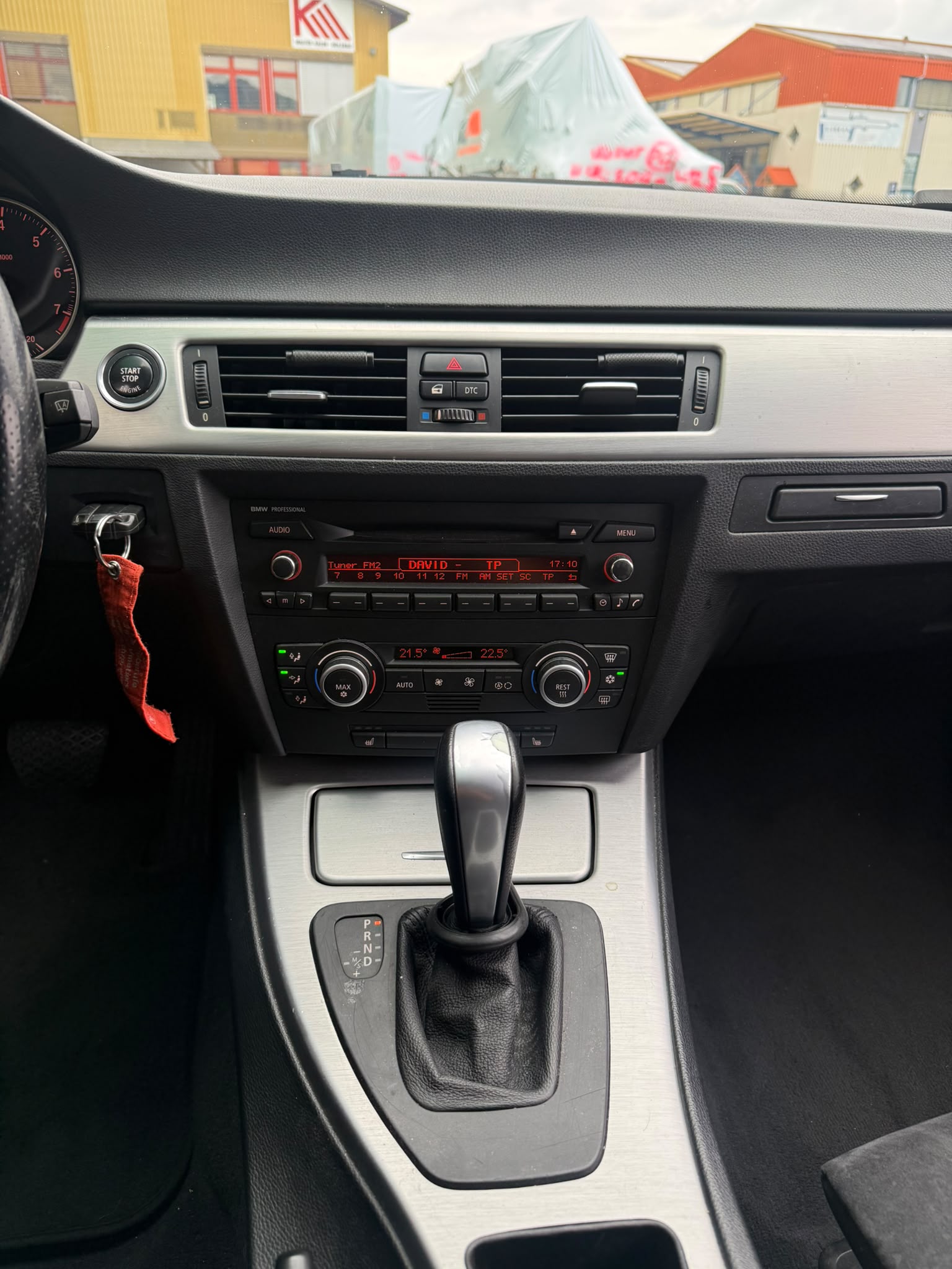 BMW 320i Touring Steptronic-image-10