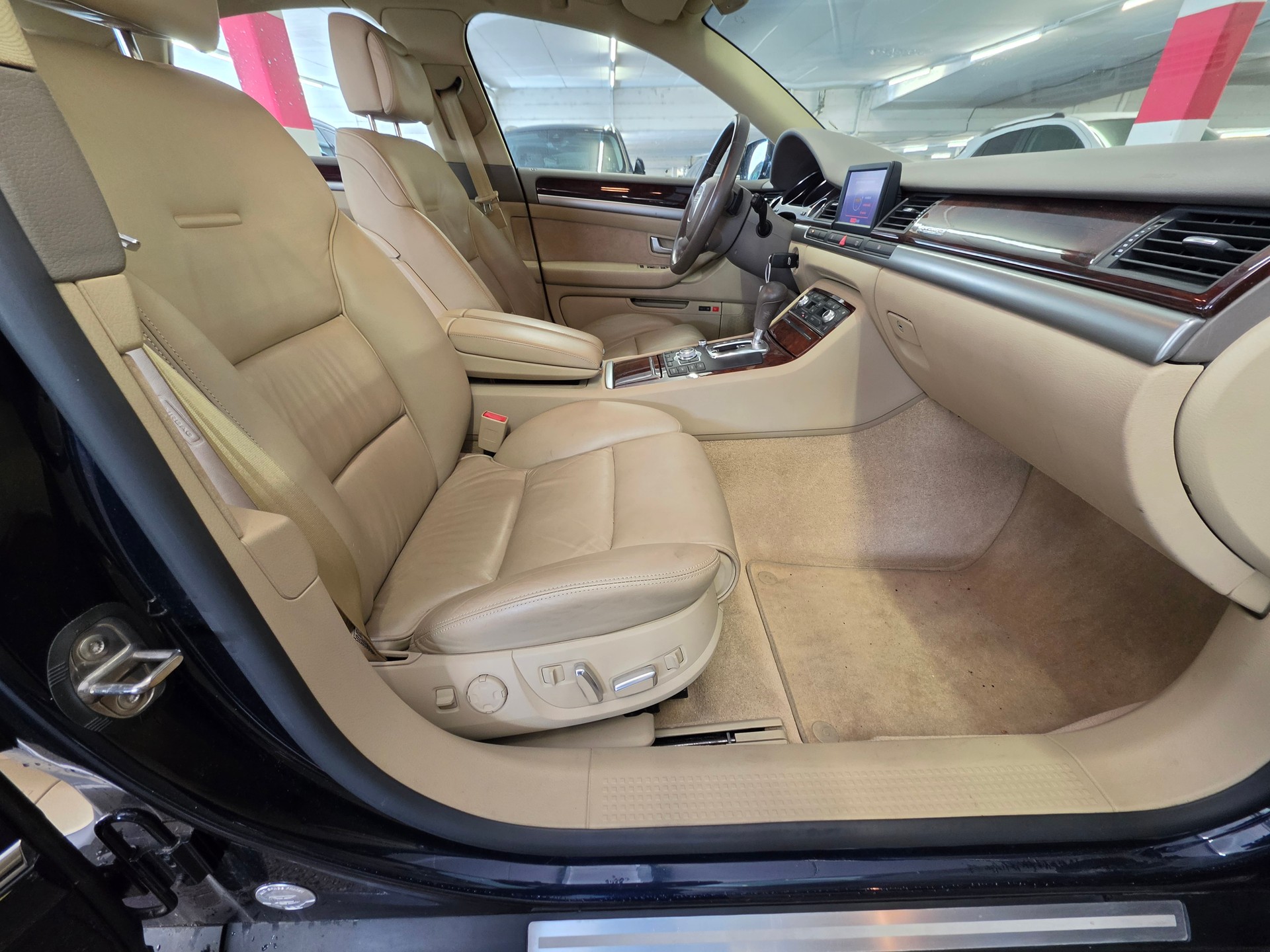 AUDI A8 4.2 quattro tiptronic-image-6