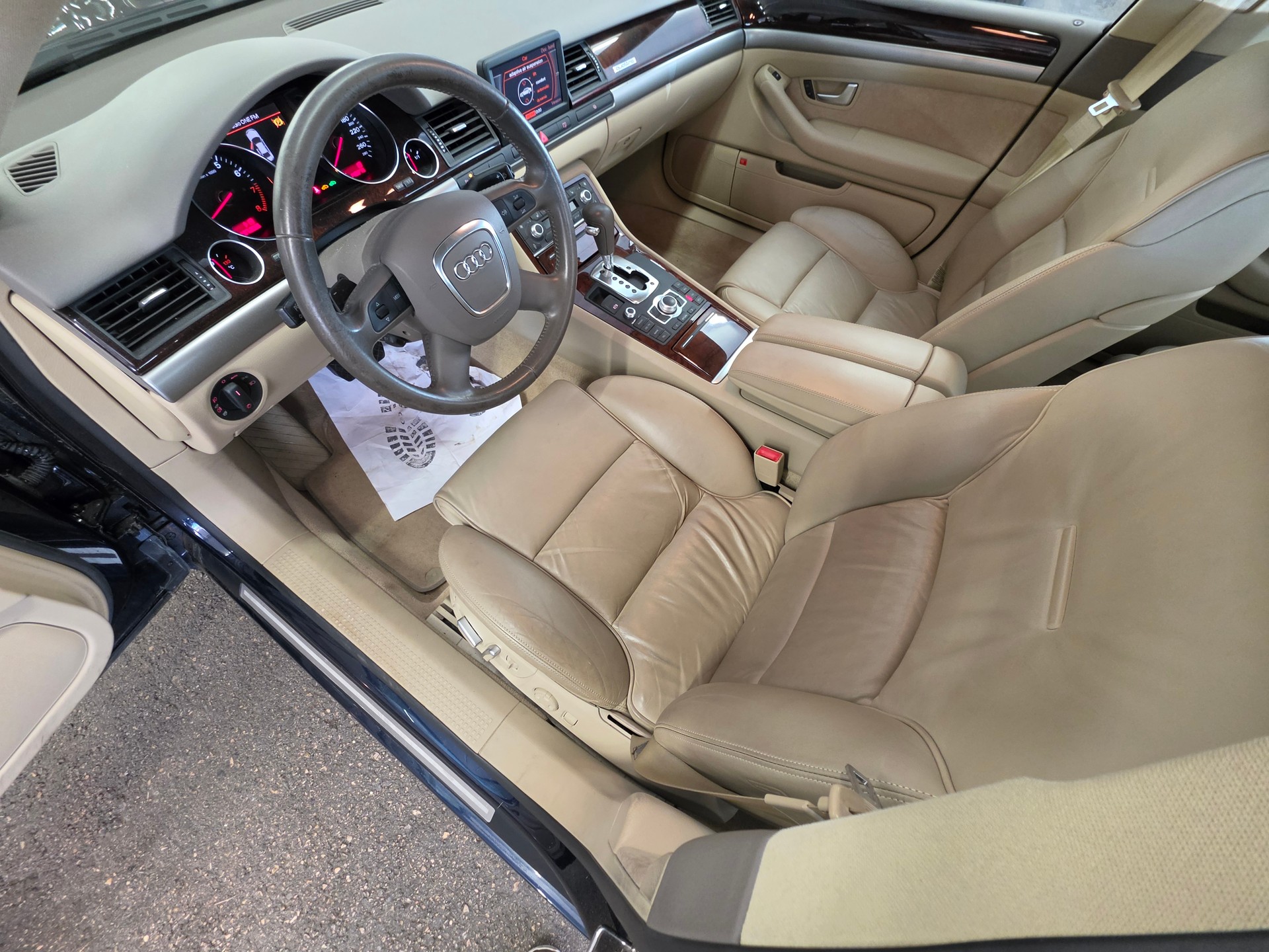 AUDI A8 4.2 quattro tiptronic-image-11