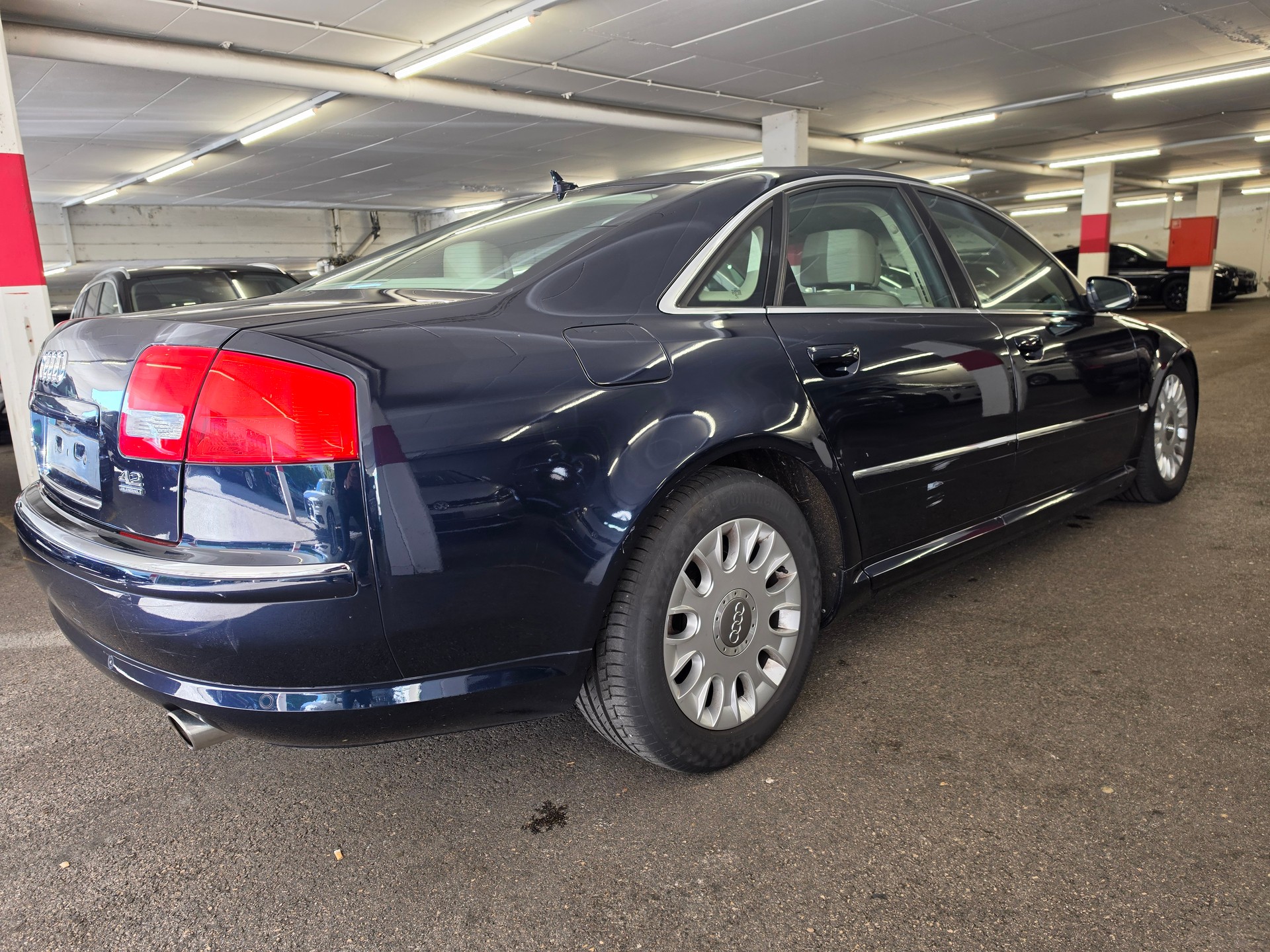 AUDI A8 4.2 quattro tiptronic-image-2