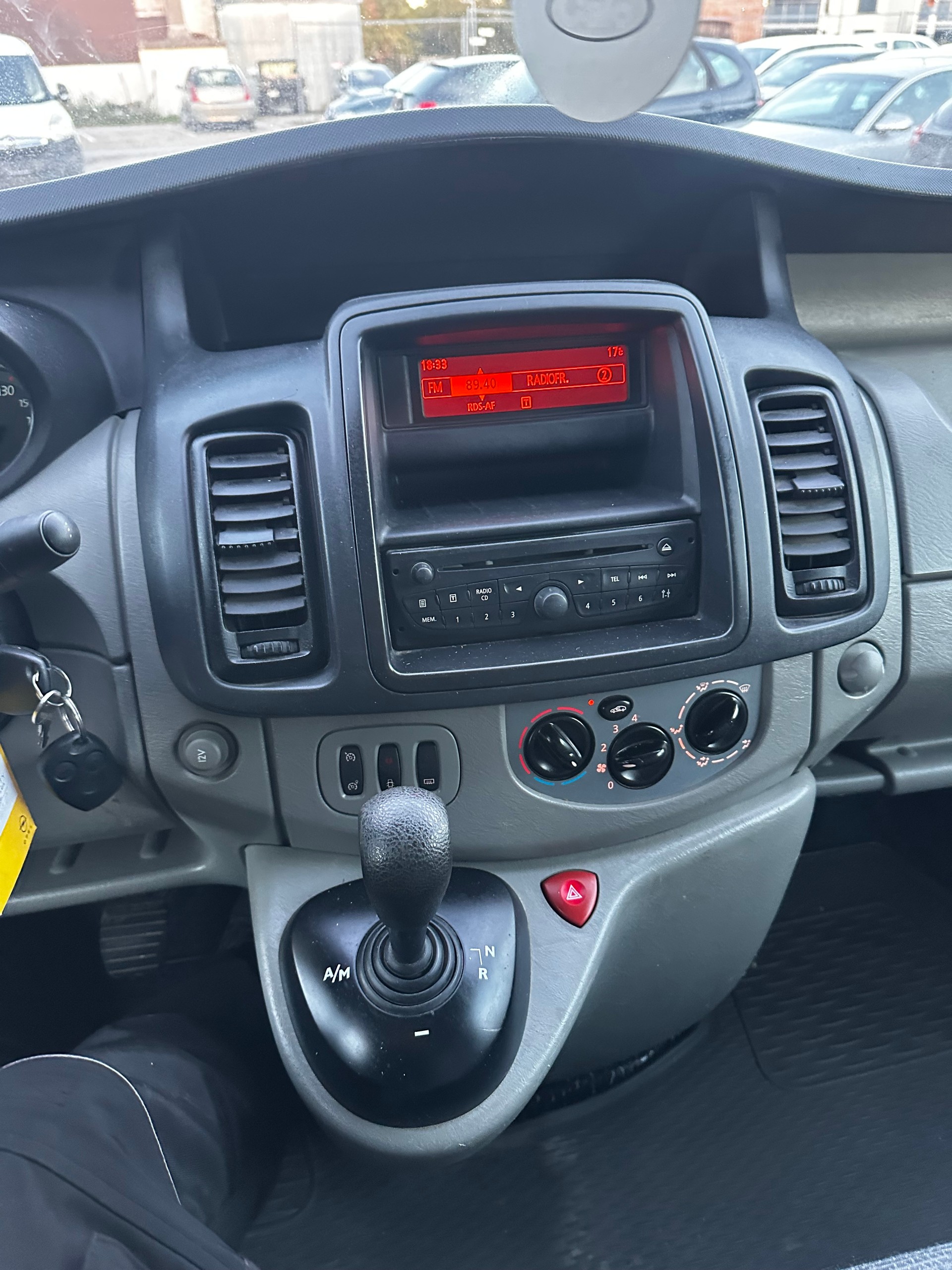 RENAULT Trafic 2.0 dCi 115 A 2.9t L1H1-image-7