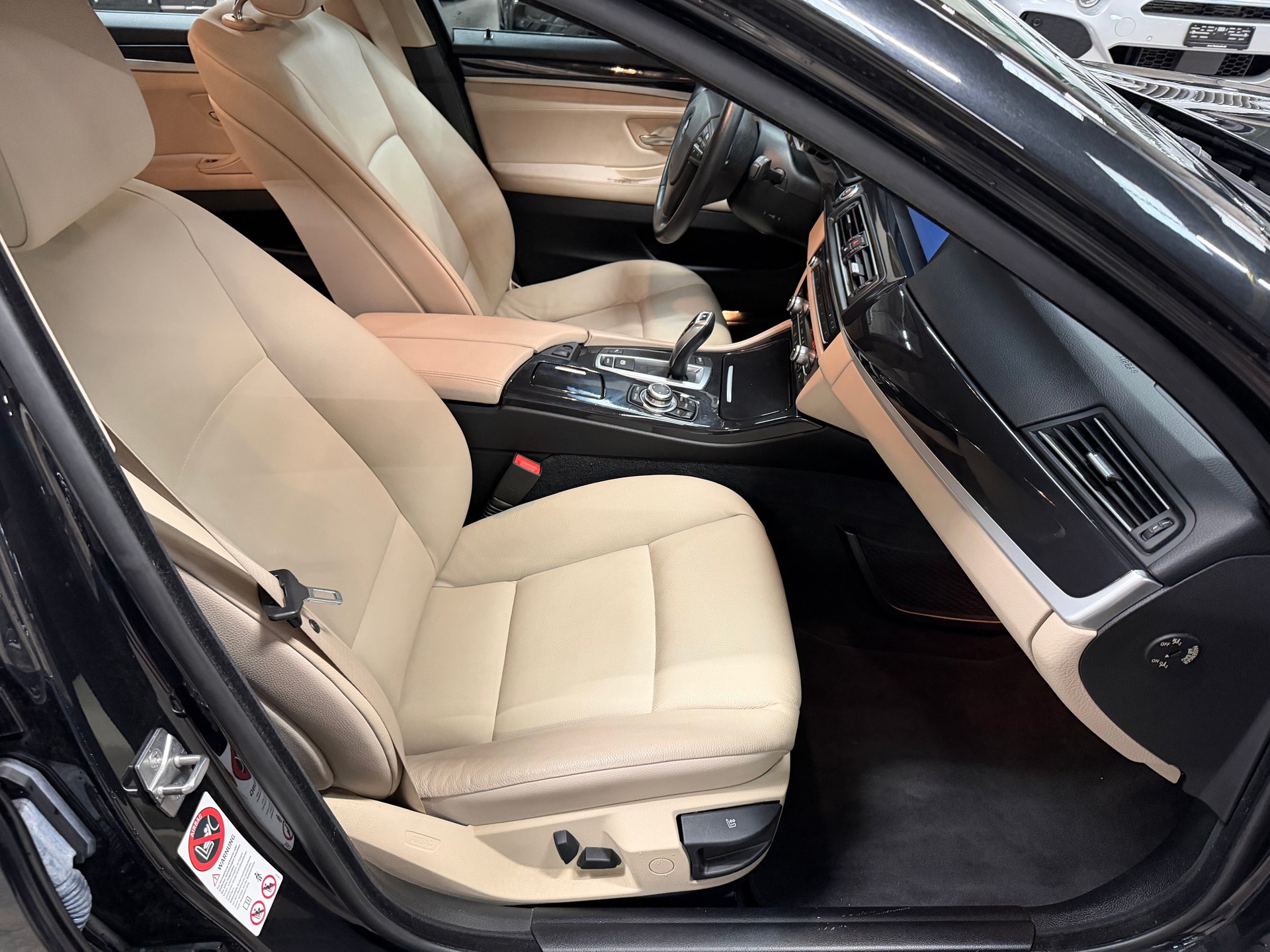 BMW 523i Touring Steptronic-image-12