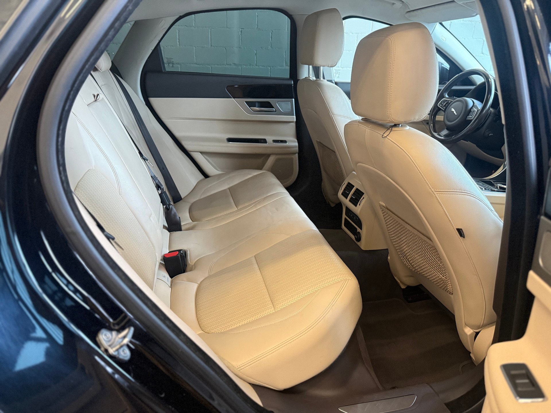 JAGUAR XF 20d Prestige Automatic-image-9