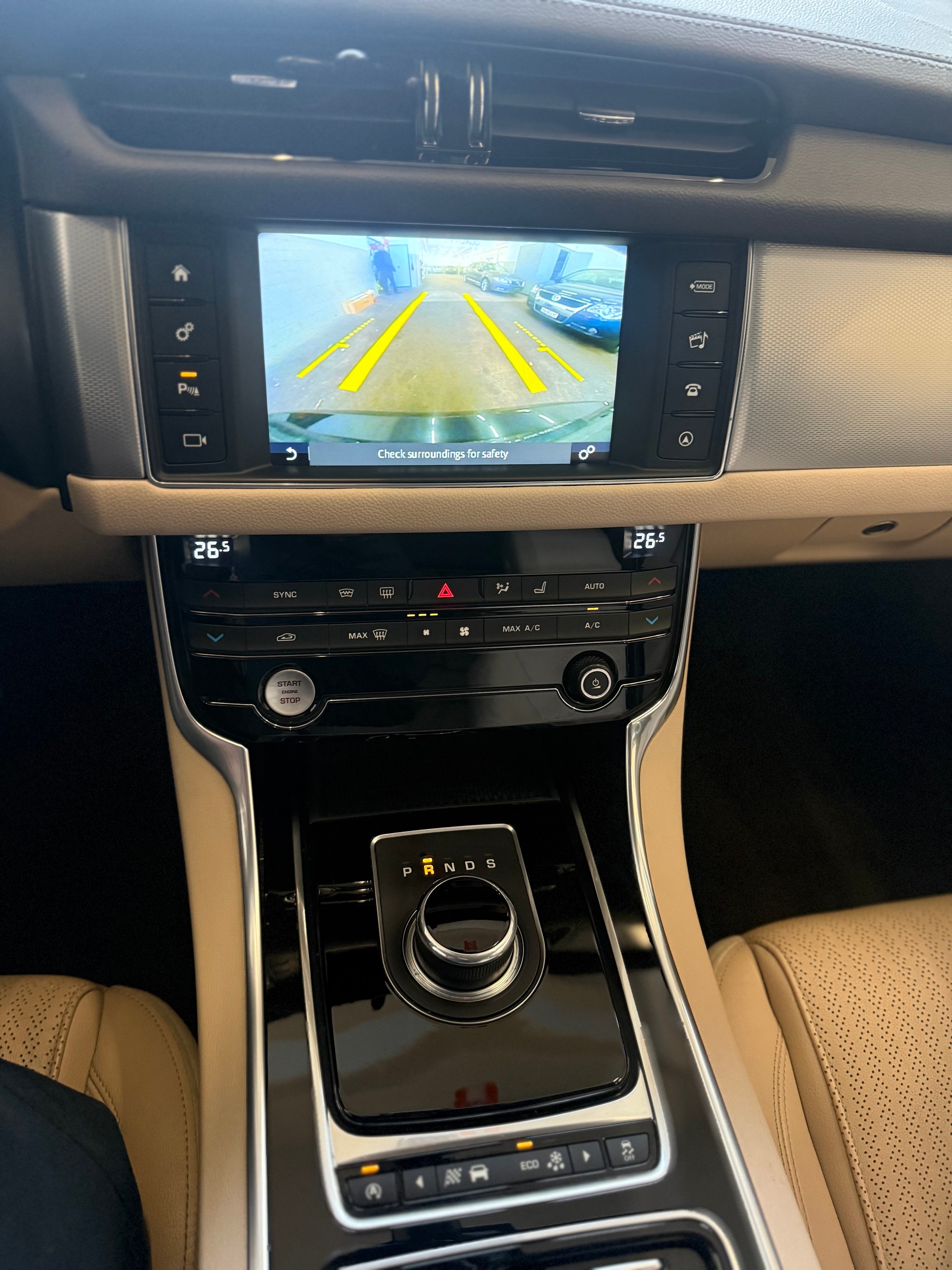 JAGUAR XF 20d Prestige Automatic-image-12