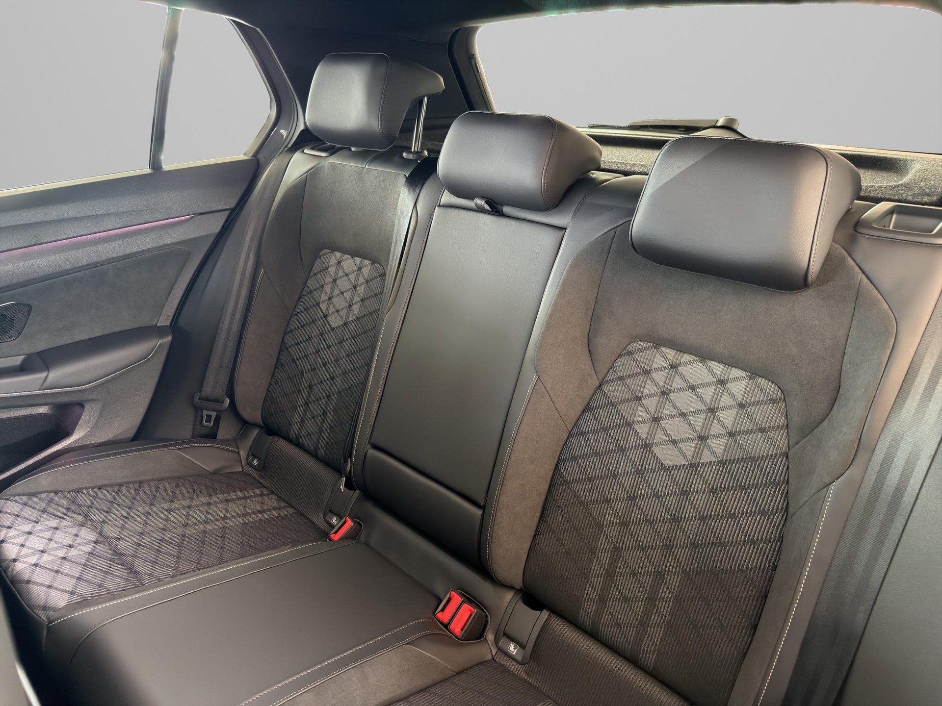 VW Golf VIII 1.5 eTSI R-Line DSG-image-11