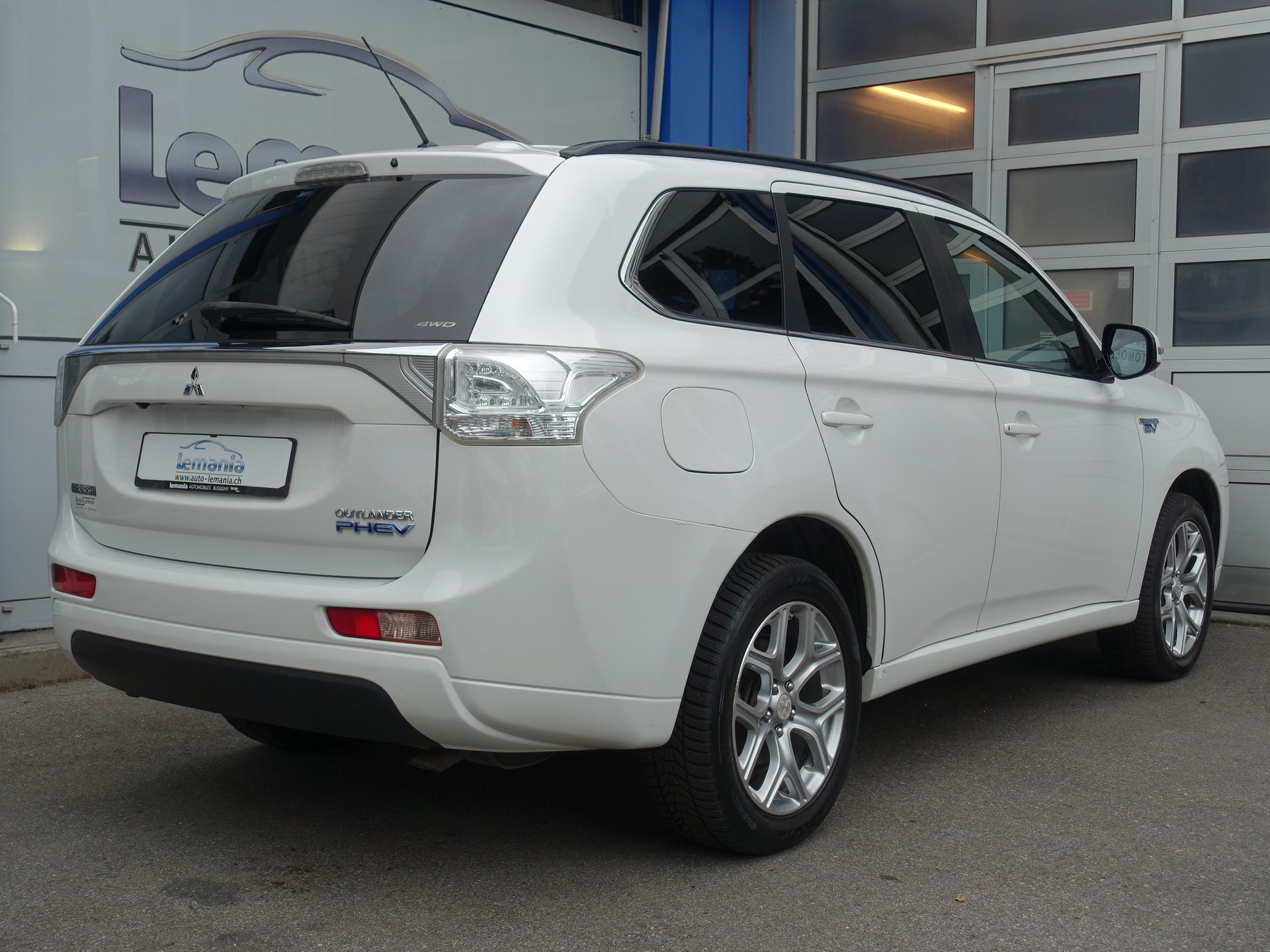 MITSUBISHI Outlander 2.0 PHEV Navigator eAssist-image-4