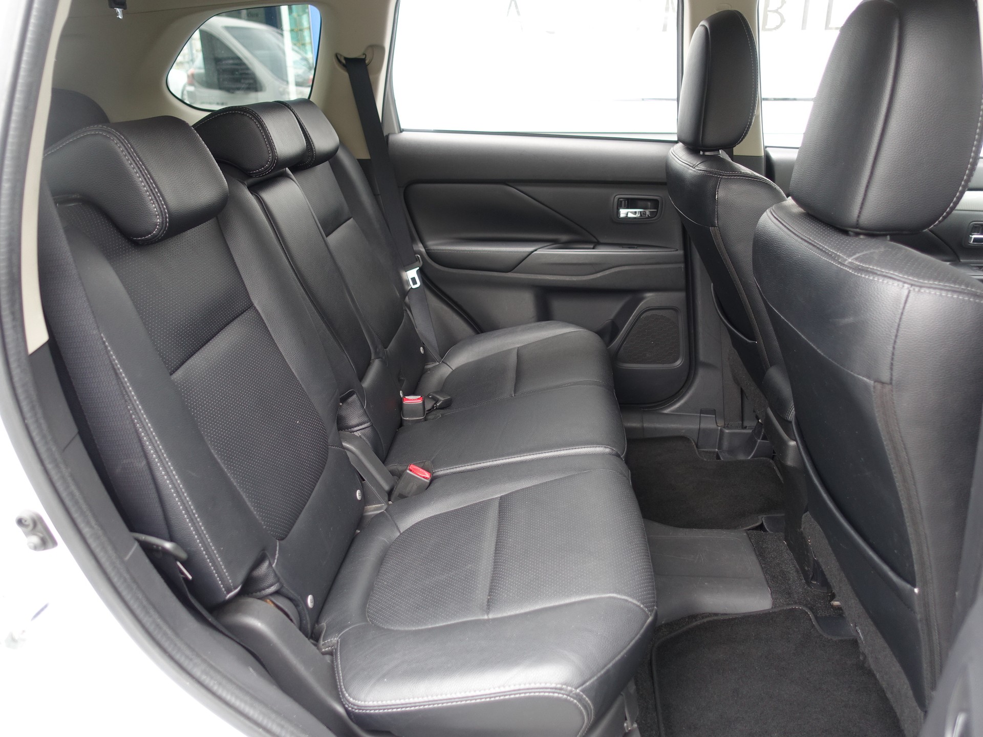 MITSUBISHI Outlander 2.0 PHEV Navigator eAssist-image-14