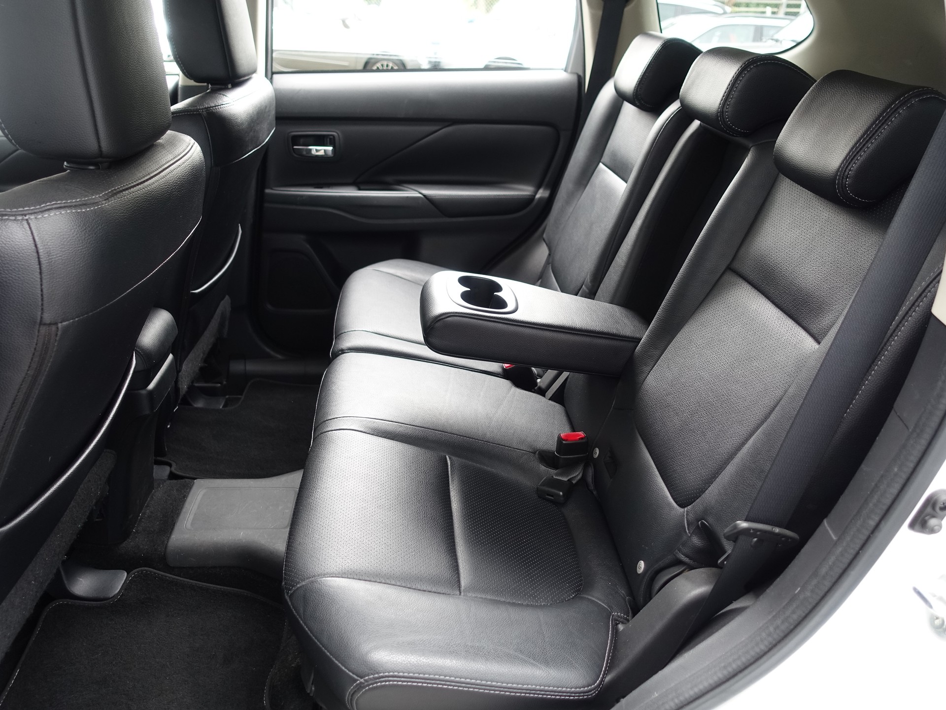 MITSUBISHI Outlander 2.0 PHEV Navigator eAssist-image-13