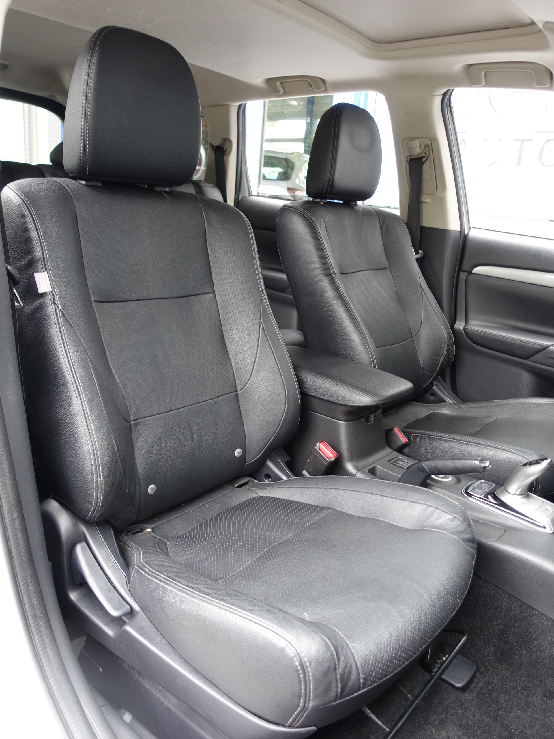 MITSUBISHI Outlander 2.0 PHEV Navigator eAssist-image-9