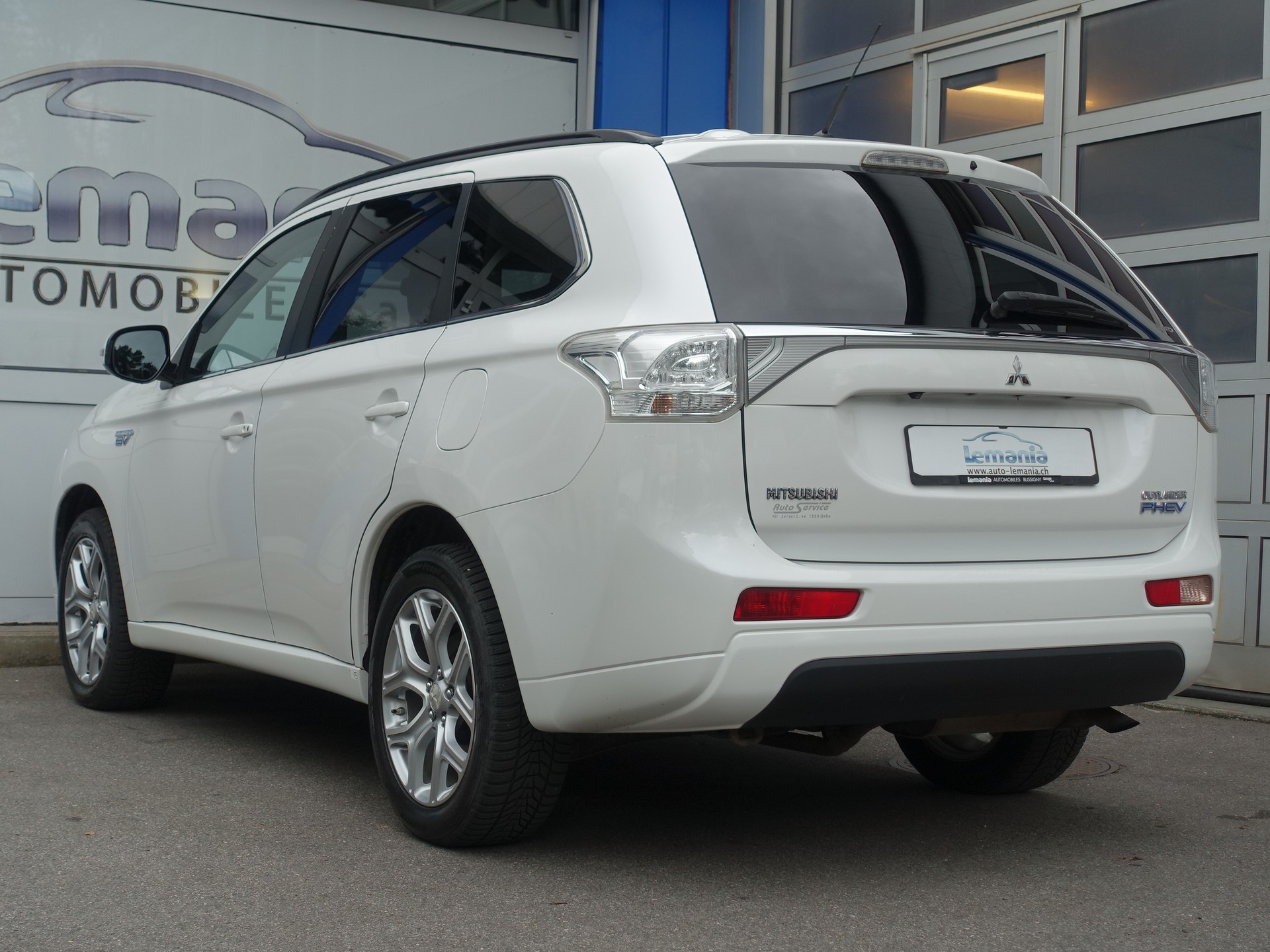 MITSUBISHI Outlander 2.0 PHEV Navigator eAssist-image-3