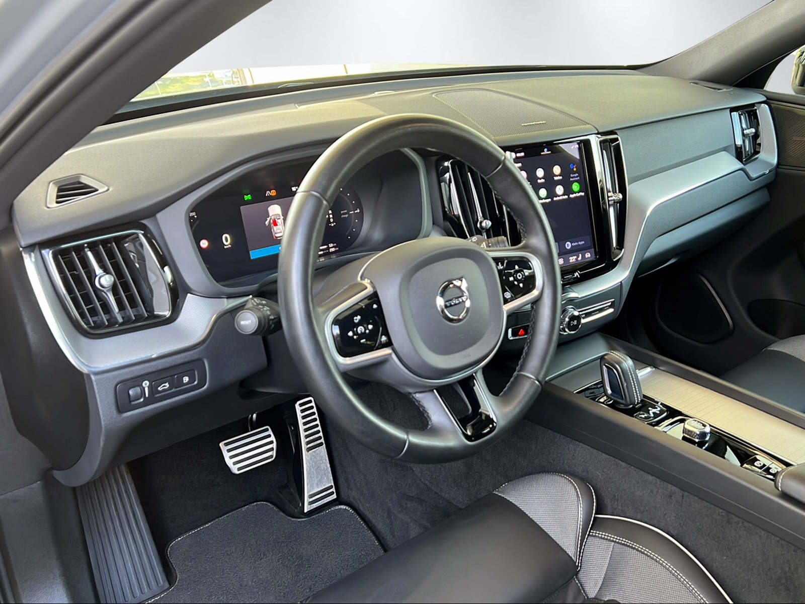 VOLVO XC60 2.0 T8 TE R-Design eAWD-image-13