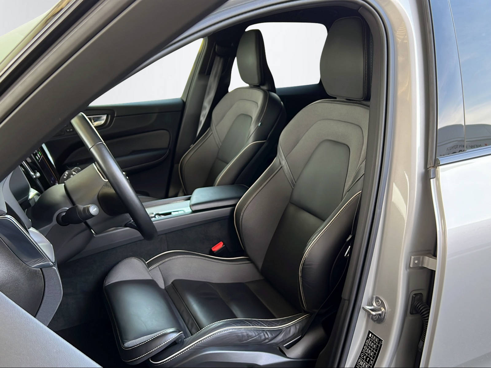 VOLVO XC60 2.0 T8 TE R-Design eAWD-image-14