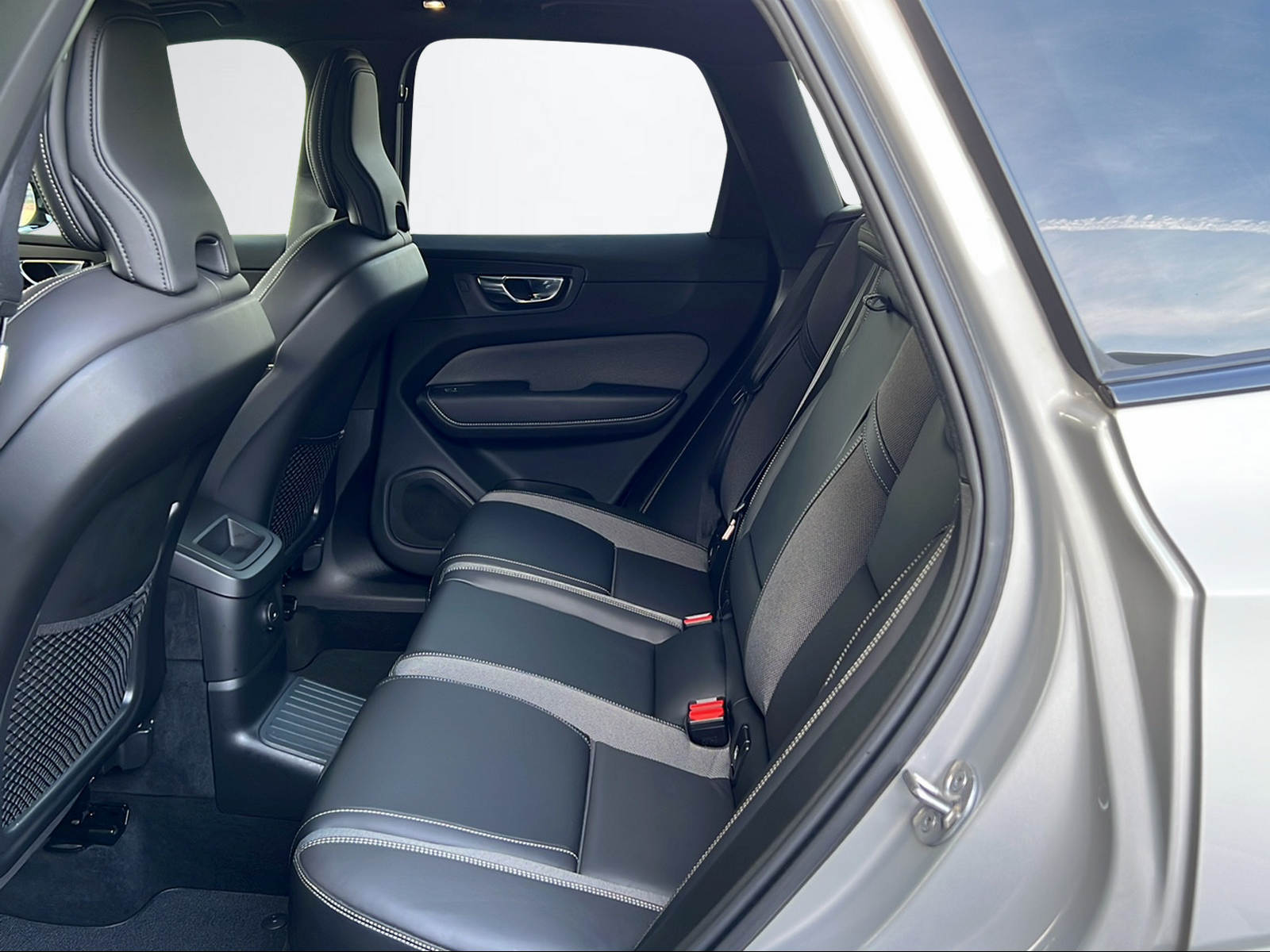 VOLVO XC60 2.0 T8 TE R-Design eAWD-image-10