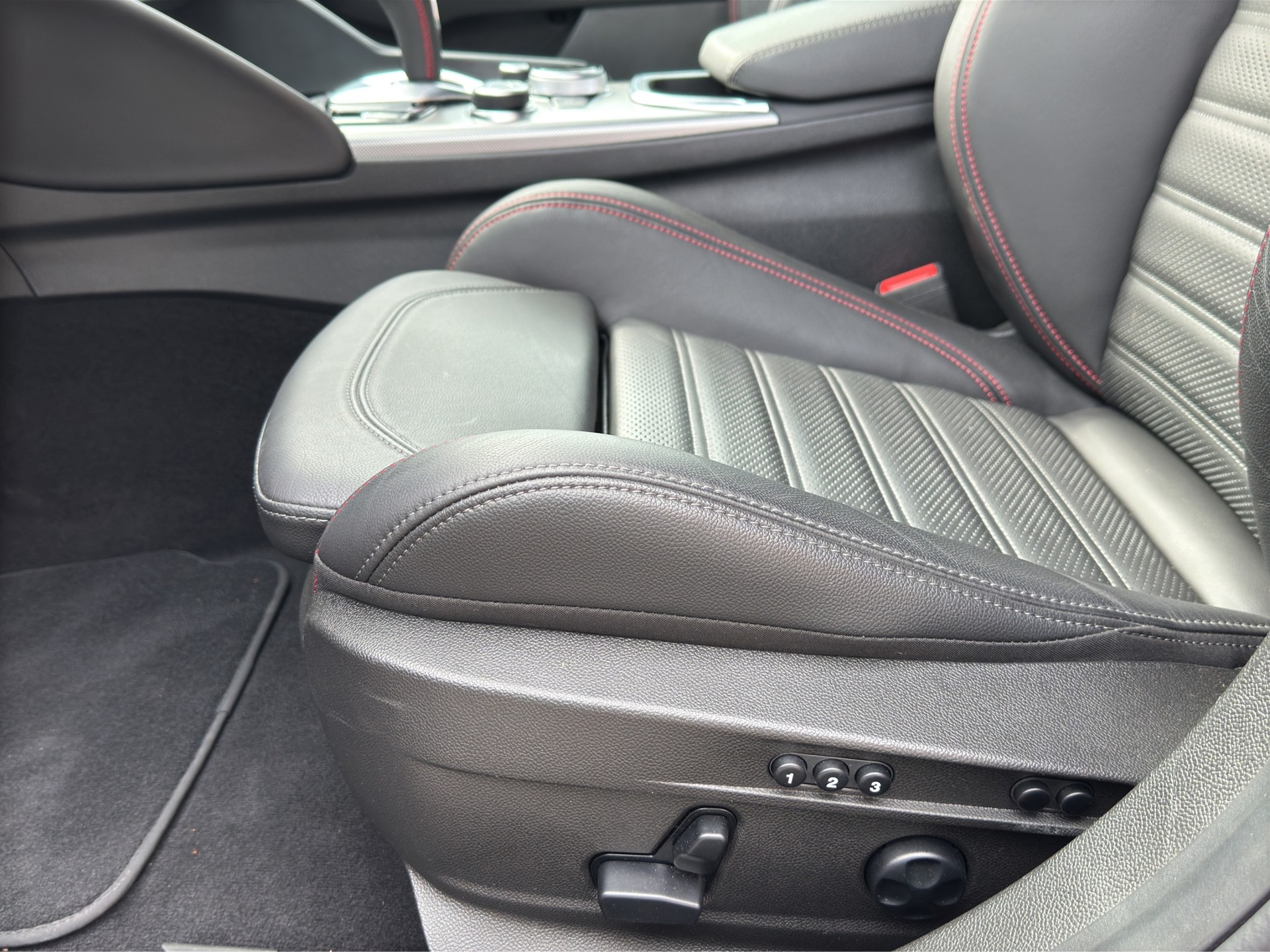 ALFA ROMEO Giulia 2.0 Competizione Q4 AT8-image-9