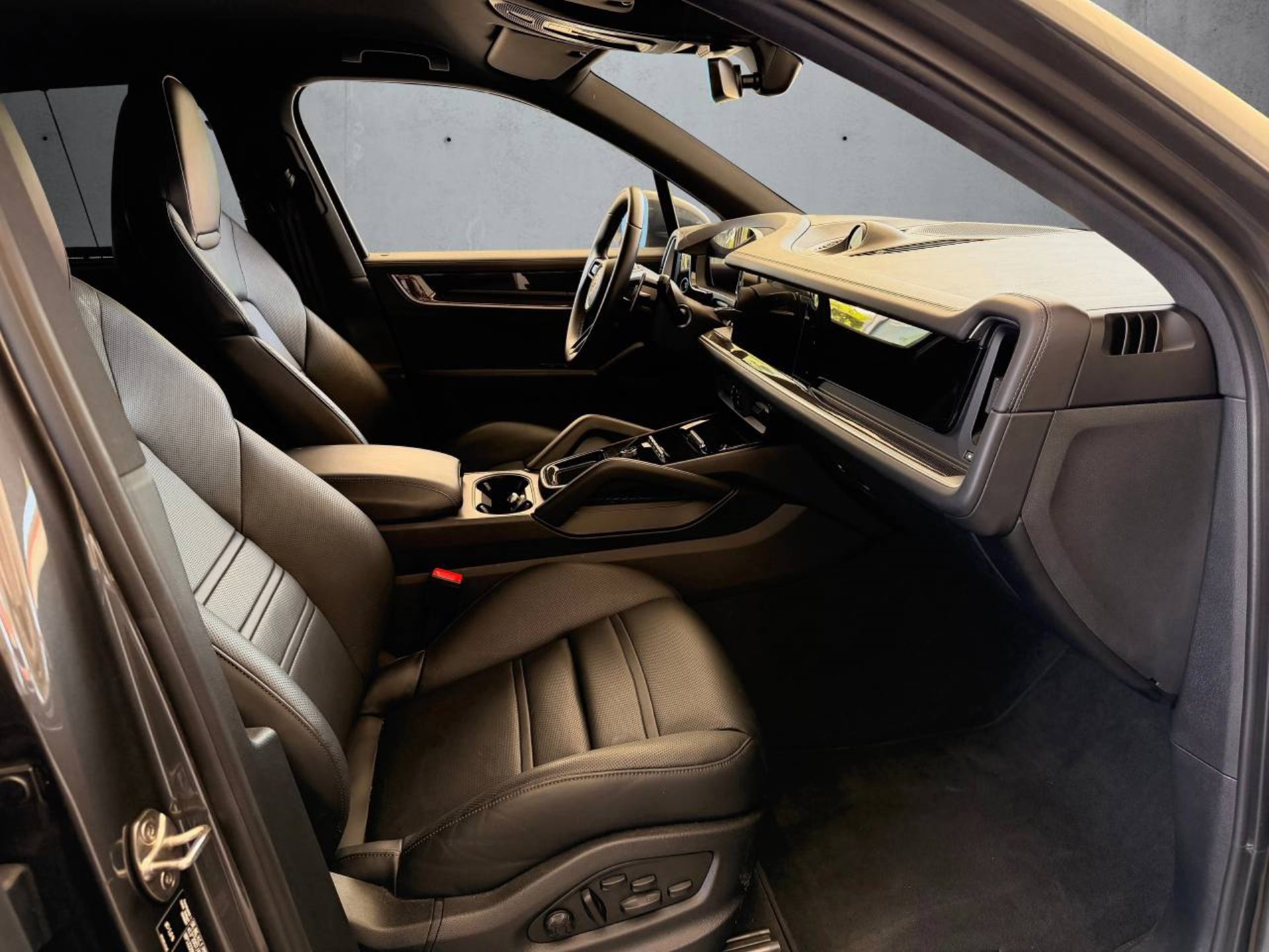 PORSCHE Cayenne E-Hybrid (MY24)-image-12