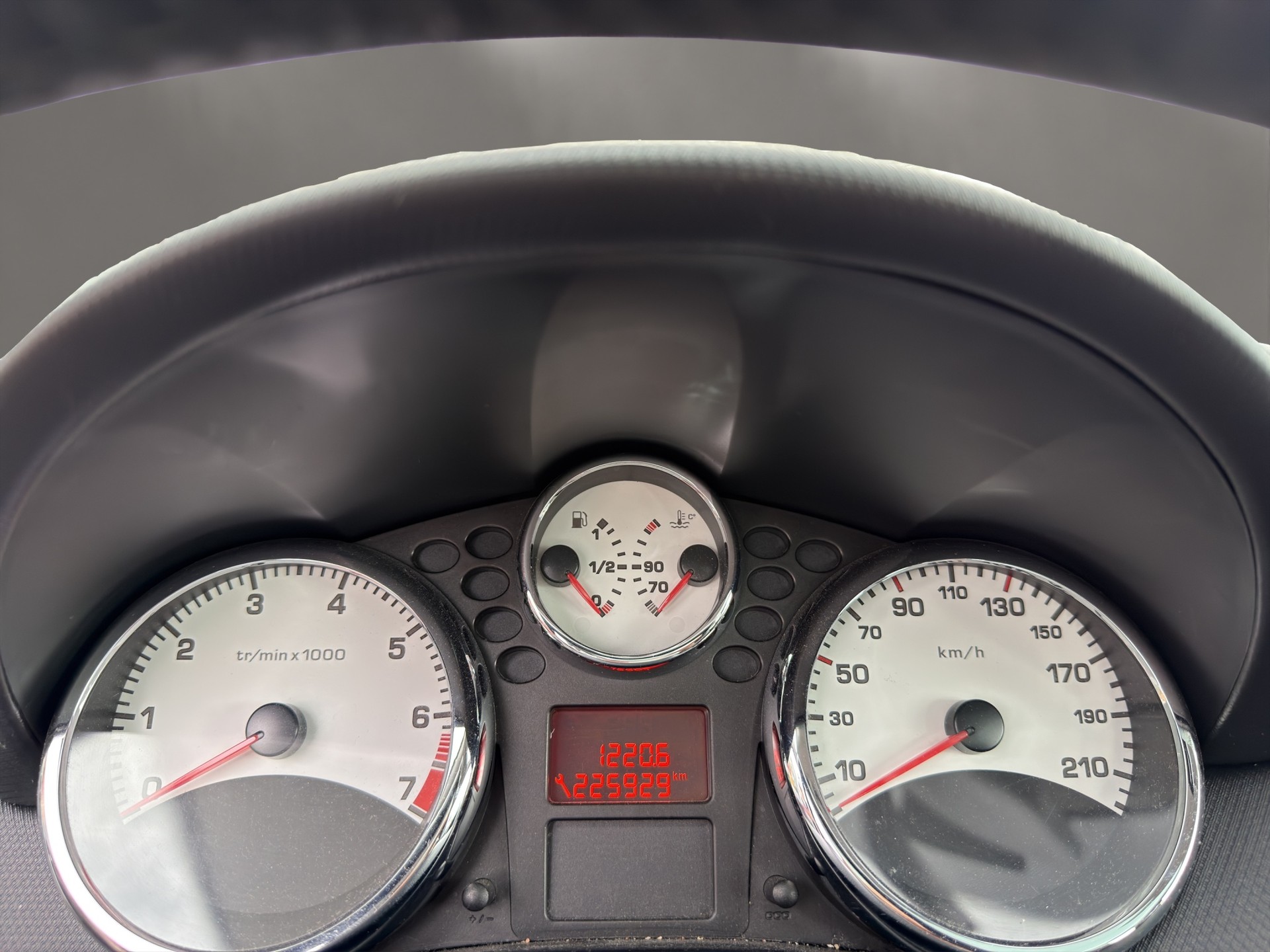 PEUGEOT 207 1.4 16V Swiss Edition-image-12