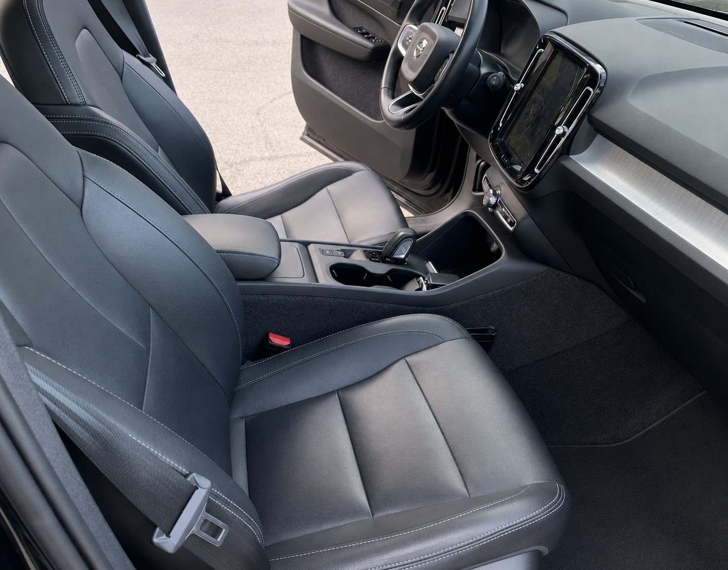 VOLVO XC40 D3 AWD Momentum Geartronic-image-2