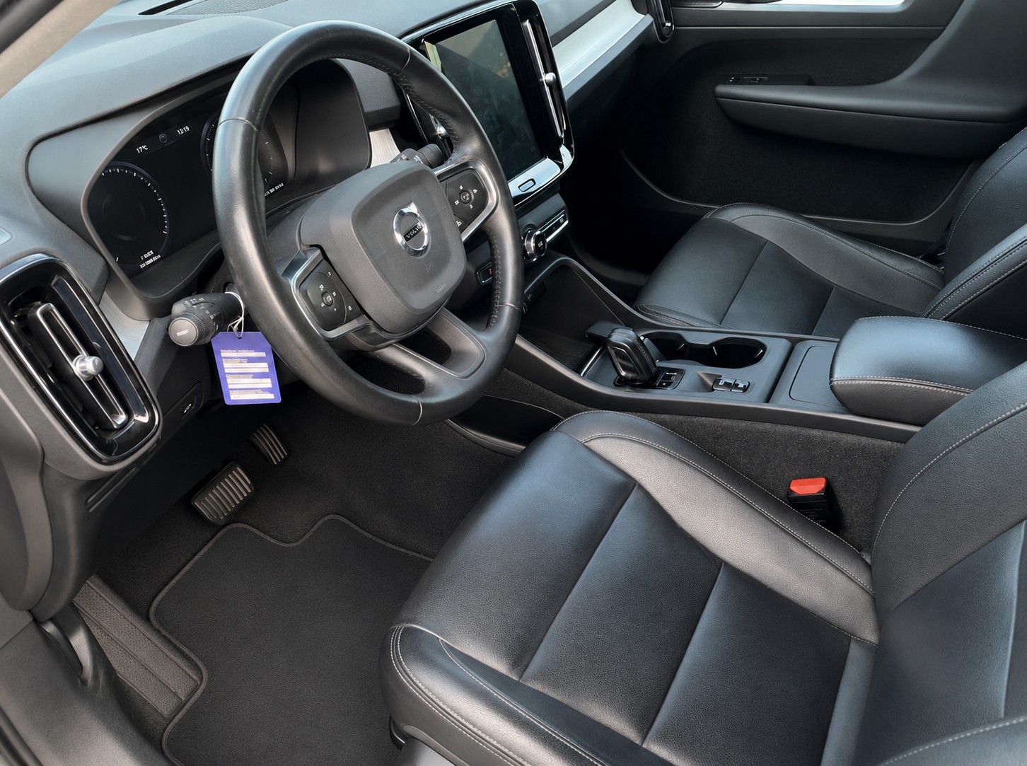 VOLVO XC40 D3 AWD Momentum Geartronic-image-3