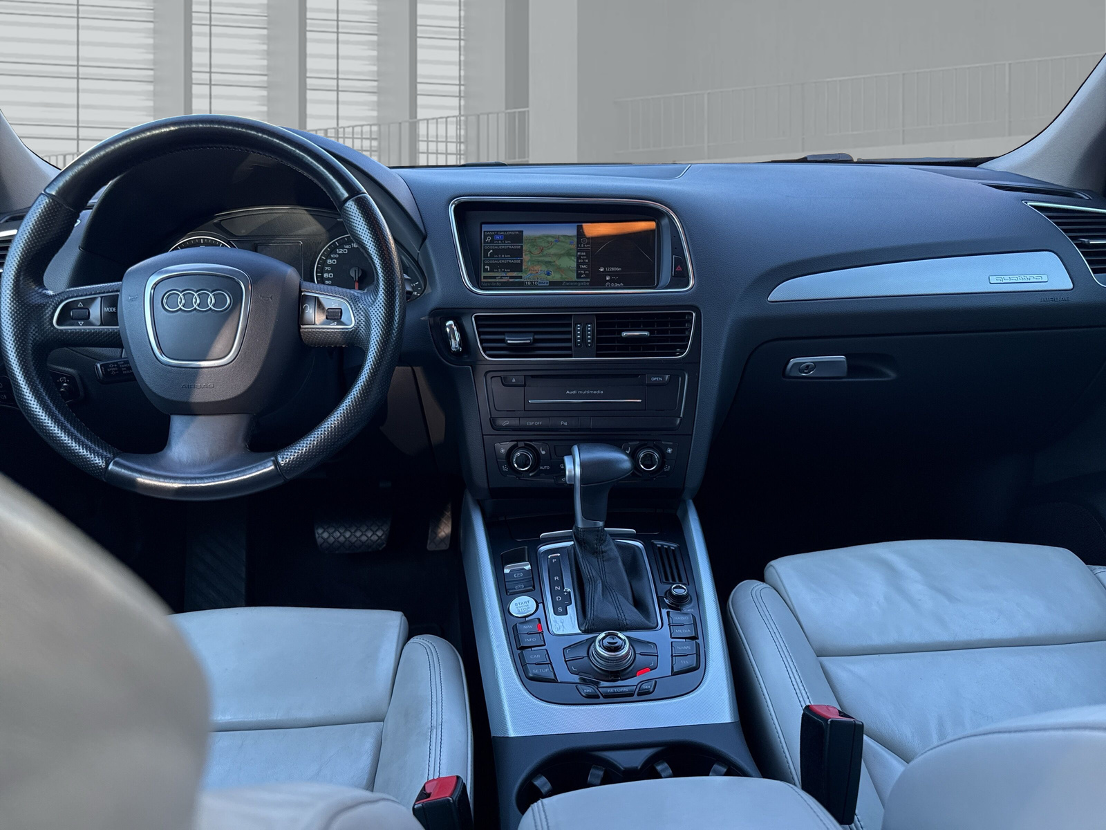 AUDI Q5 2.0 TFSI quattro S-tronic-image-9