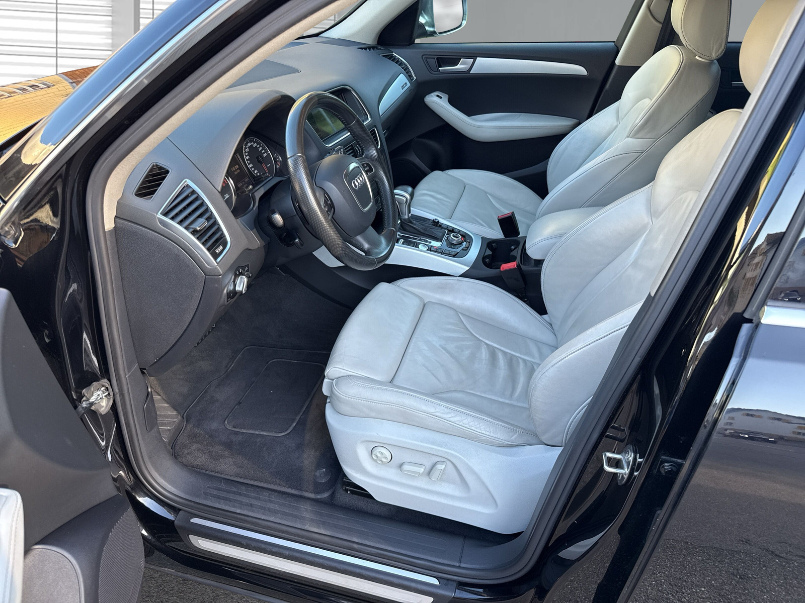 AUDI Q5 2.0 TFSI quattro S-tronic-image-10