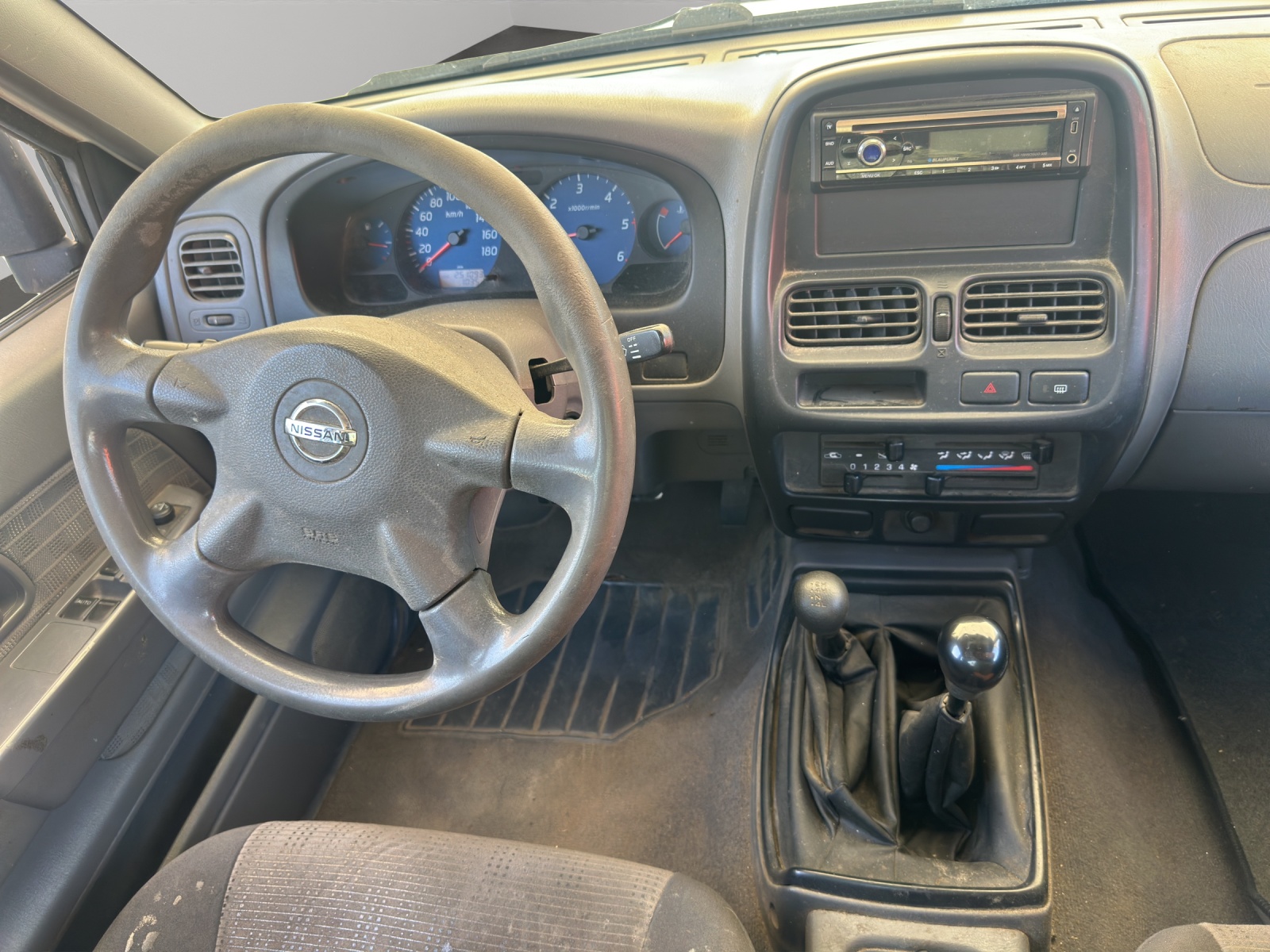 NISSAN NP300 4x4 King Cab-image-8