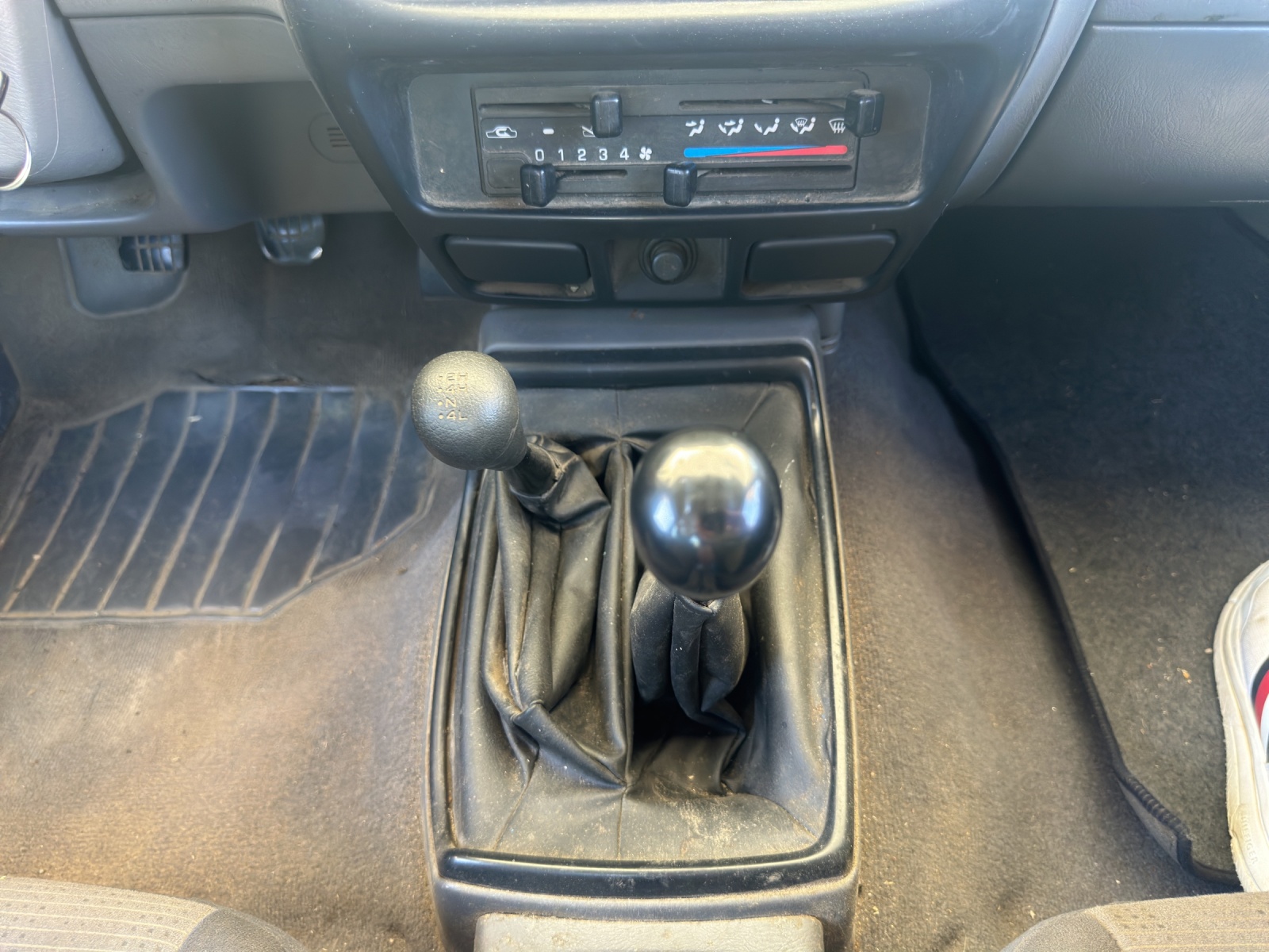 NISSAN NP300 4x4 King Cab-image-11