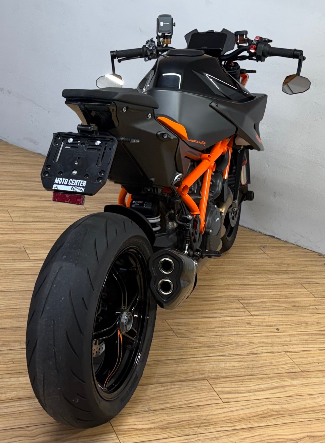 KTM 1290 Super Duke R-showroom-element-2
