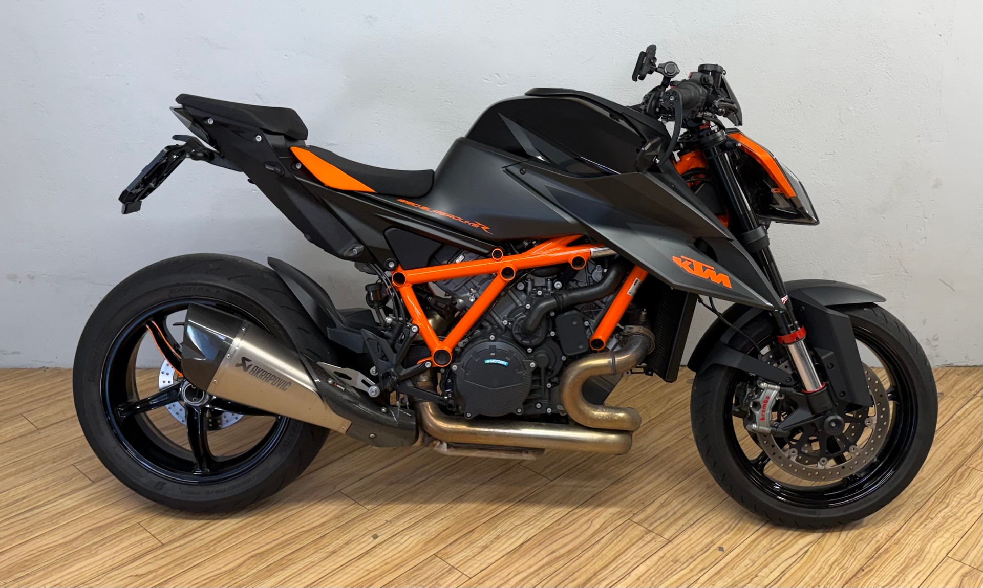 KTM 1290 Super Duke R-showroom-element-1