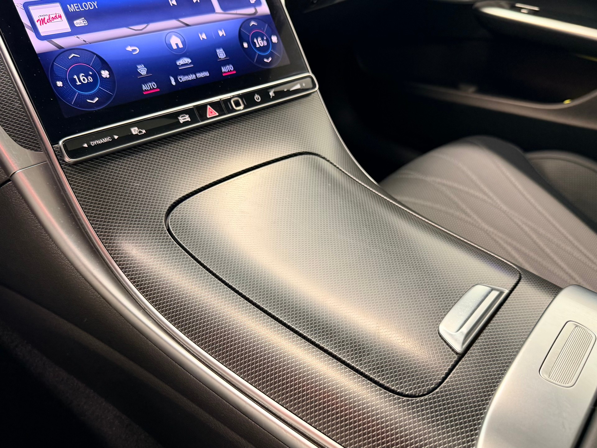 MERCEDES-BENZ C 300 4Matic AMG Line-image-24