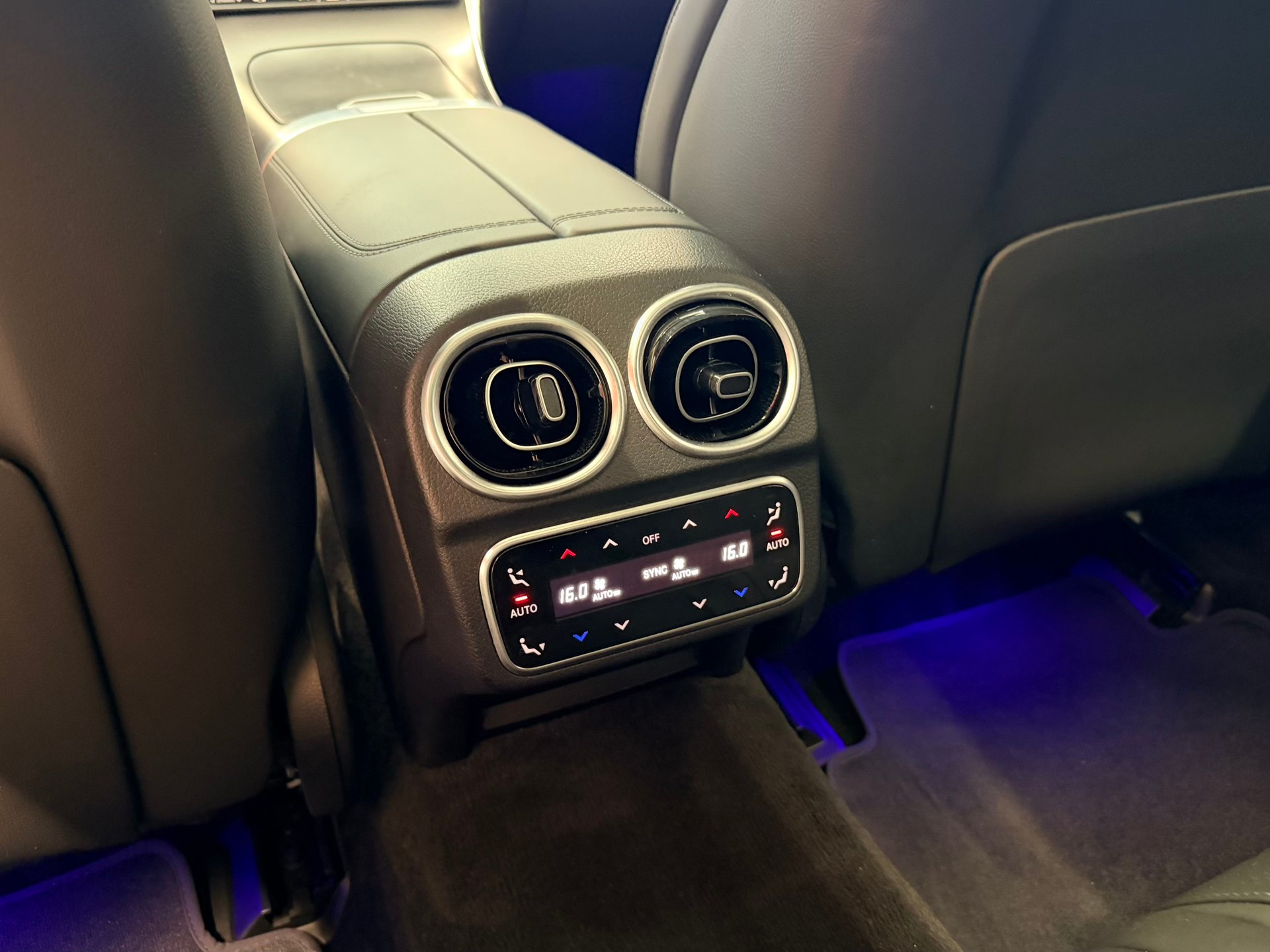 MERCEDES-BENZ C 300 4Matic AMG Line-image-19