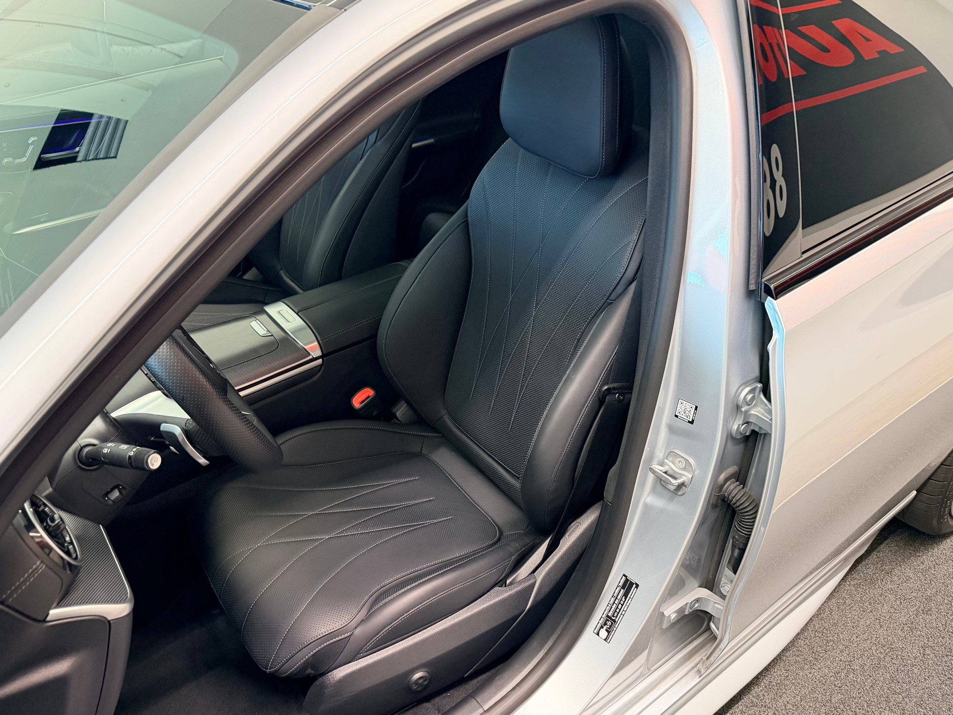 MERCEDES-BENZ C 300 4Matic AMG Line-image-15
