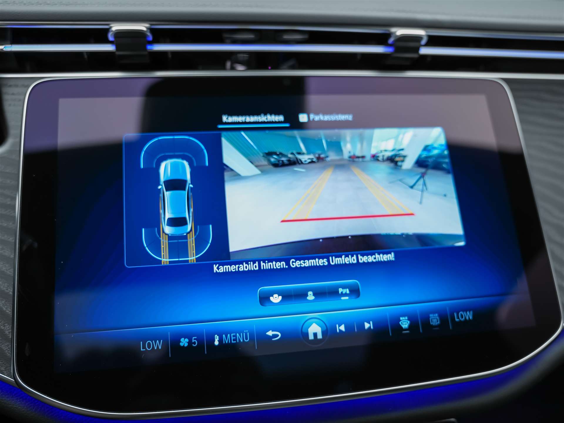 MERCEDES-BENZ E 220 d AMG Line-image-41
