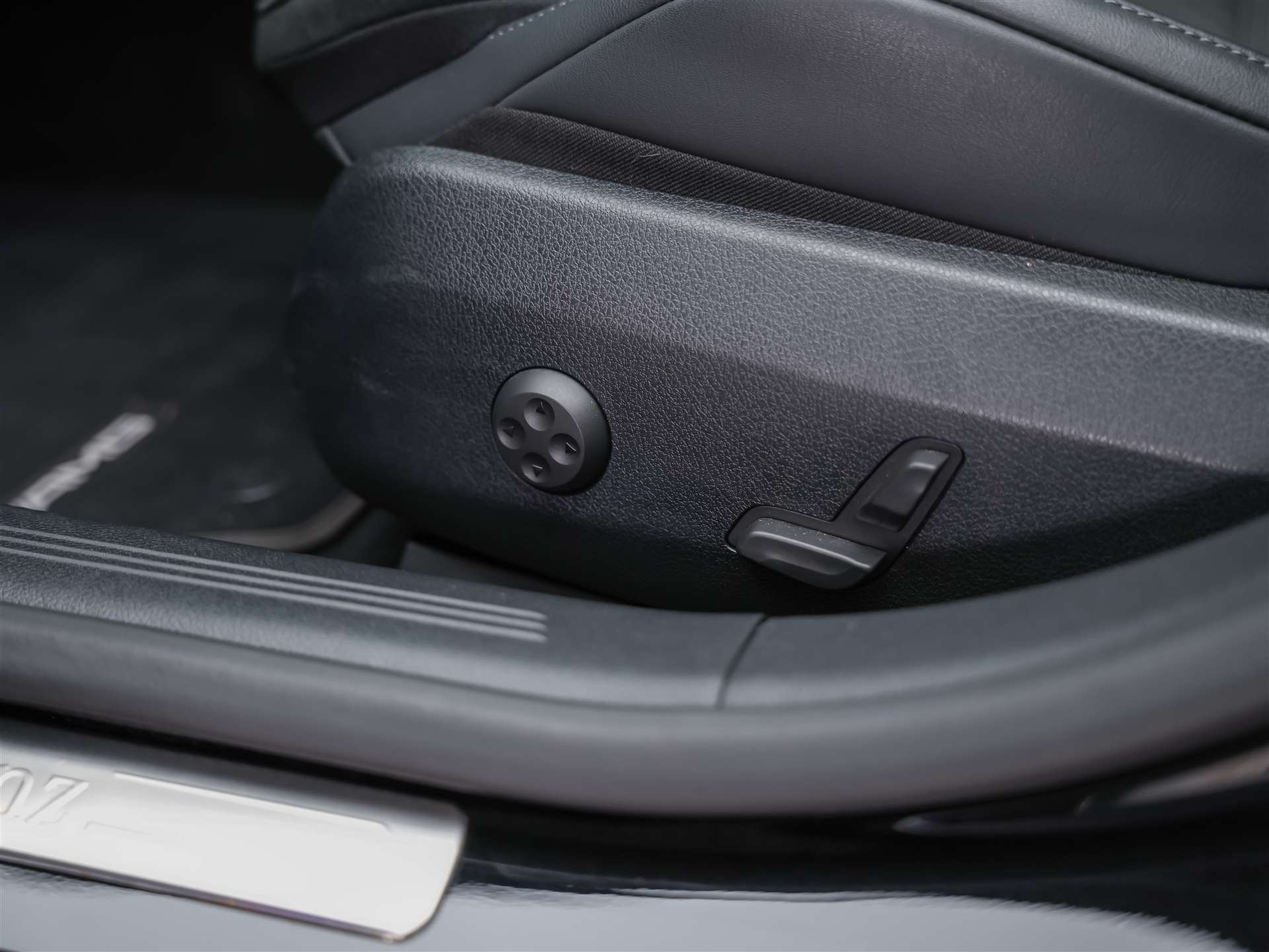 MERCEDES-BENZ E 220 d AMG Line-image-26