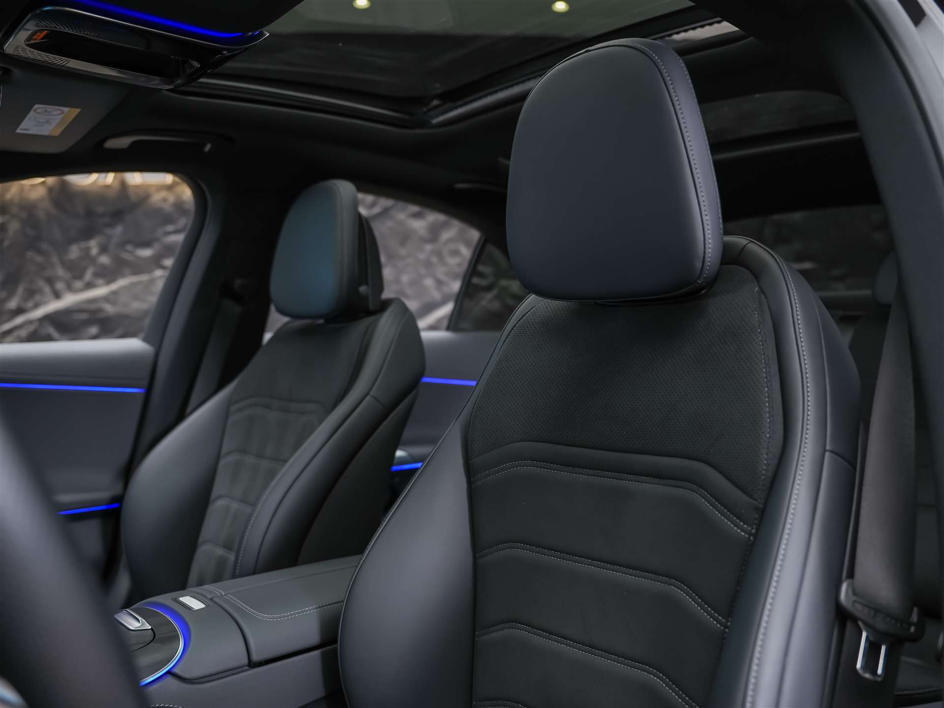 MERCEDES-BENZ E 220 d AMG Line-image-10