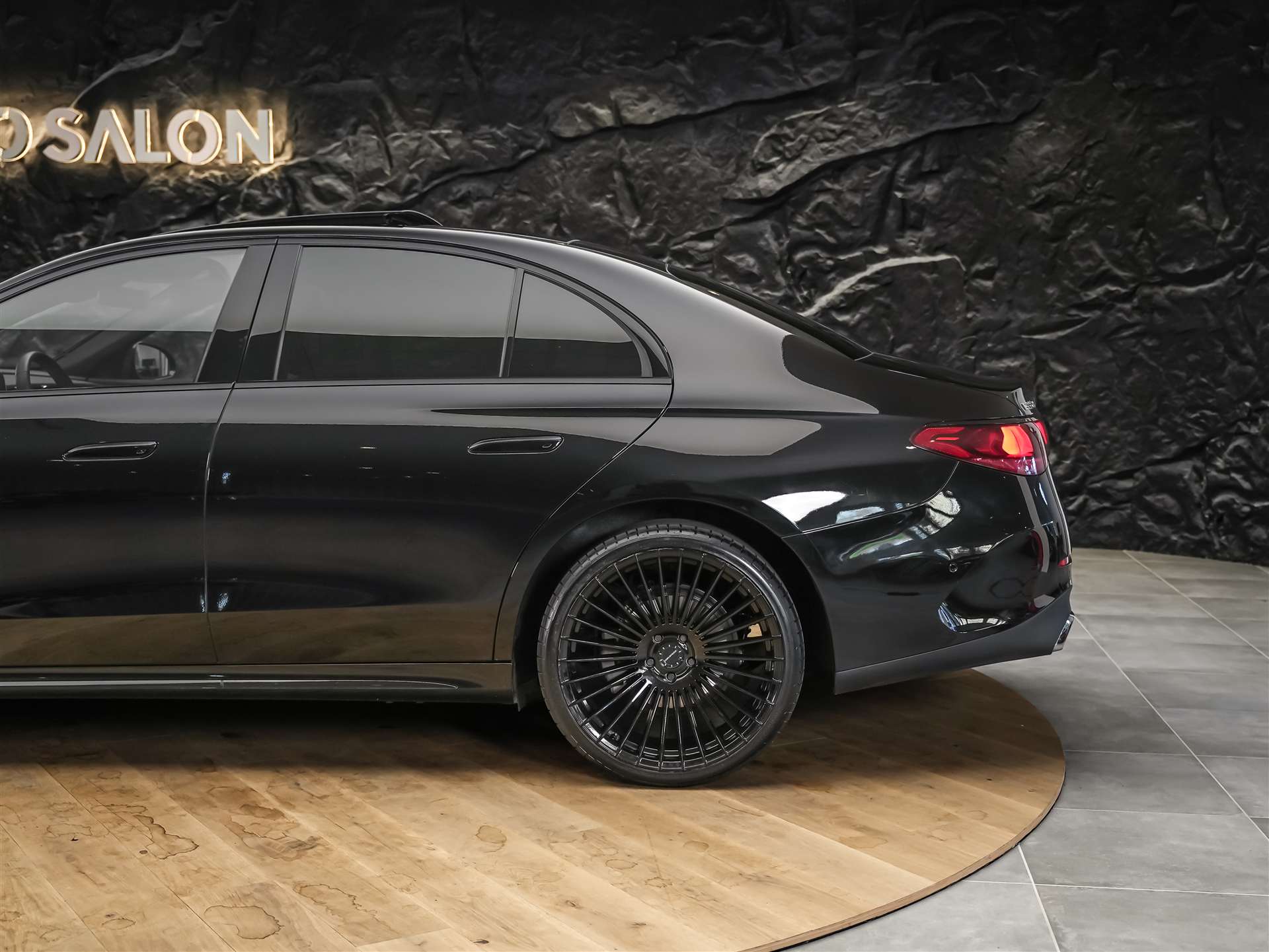 MERCEDES-BENZ E 220 d AMG Line-image-18