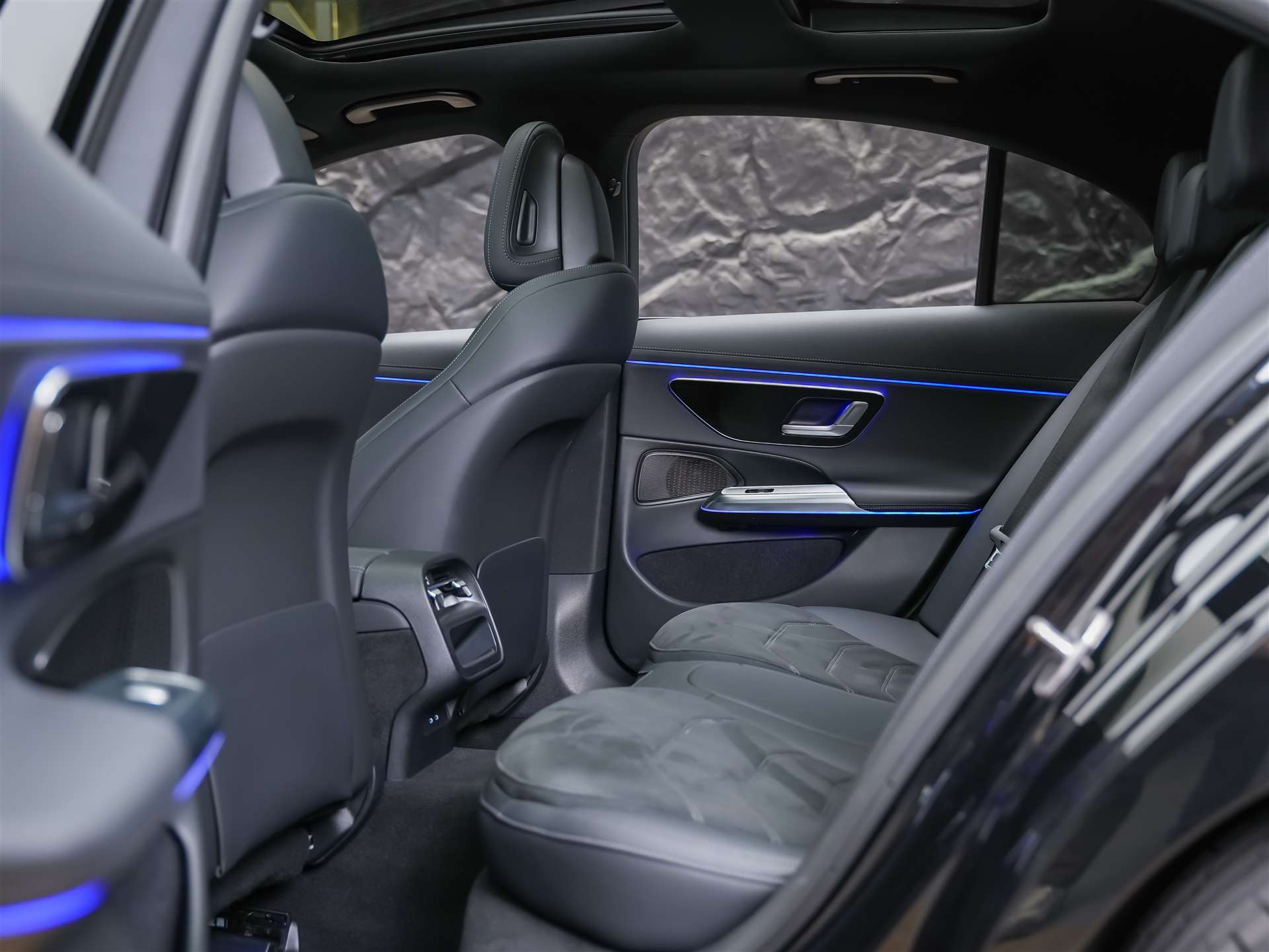 MERCEDES-BENZ E 220 d AMG Line-image-13