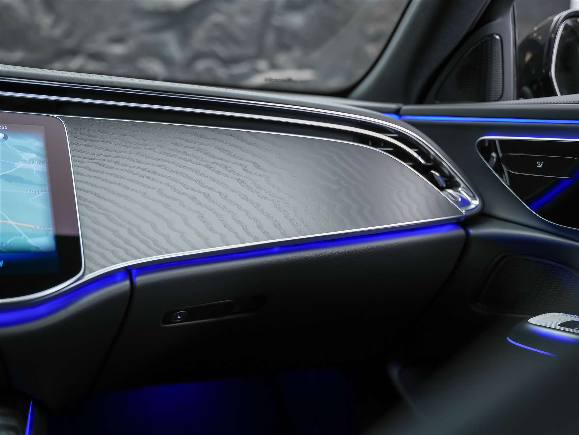 MERCEDES-BENZ E 220 d AMG Line-image-21
