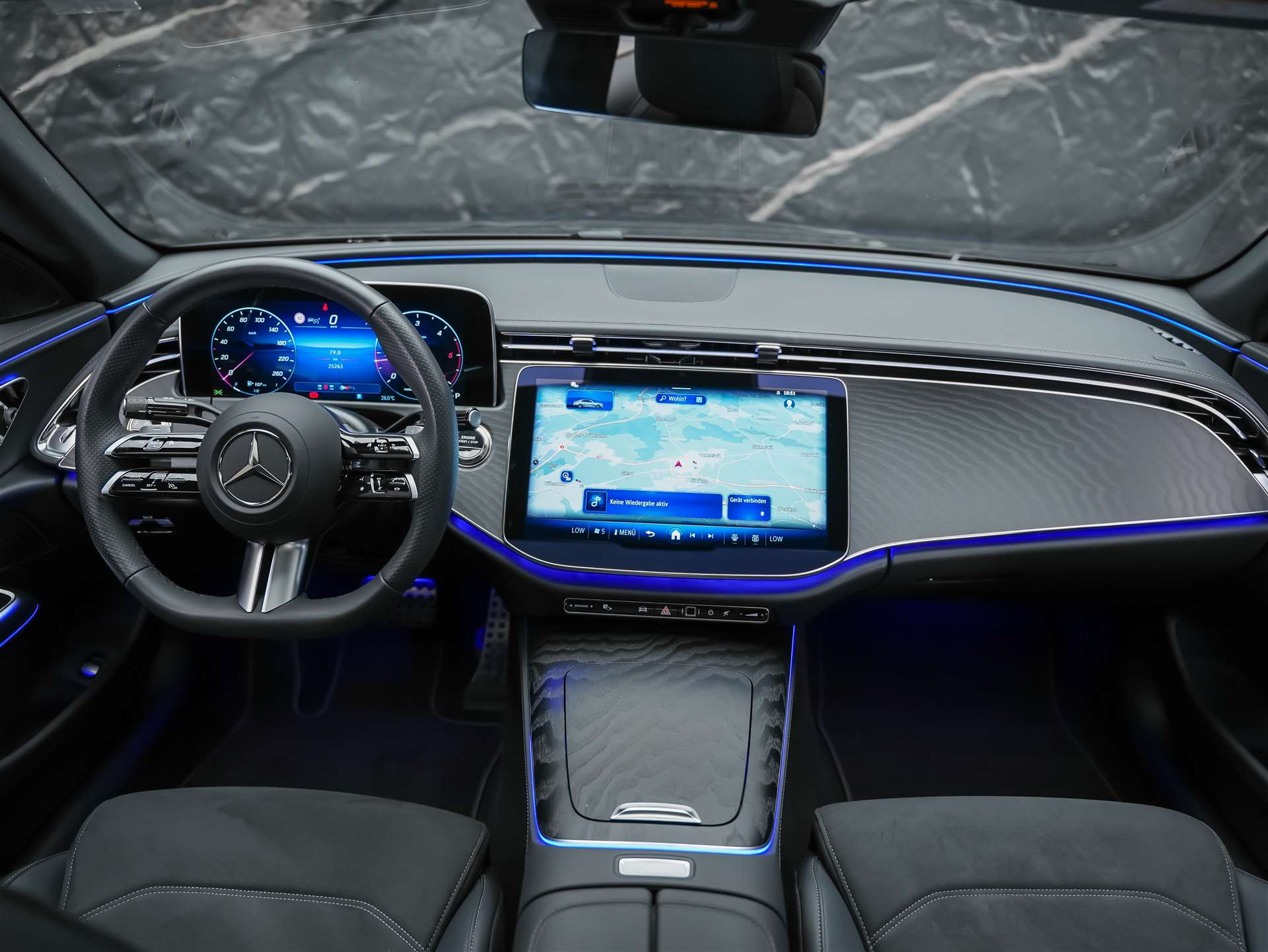 MERCEDES-BENZ E 220 d AMG Line-image-19