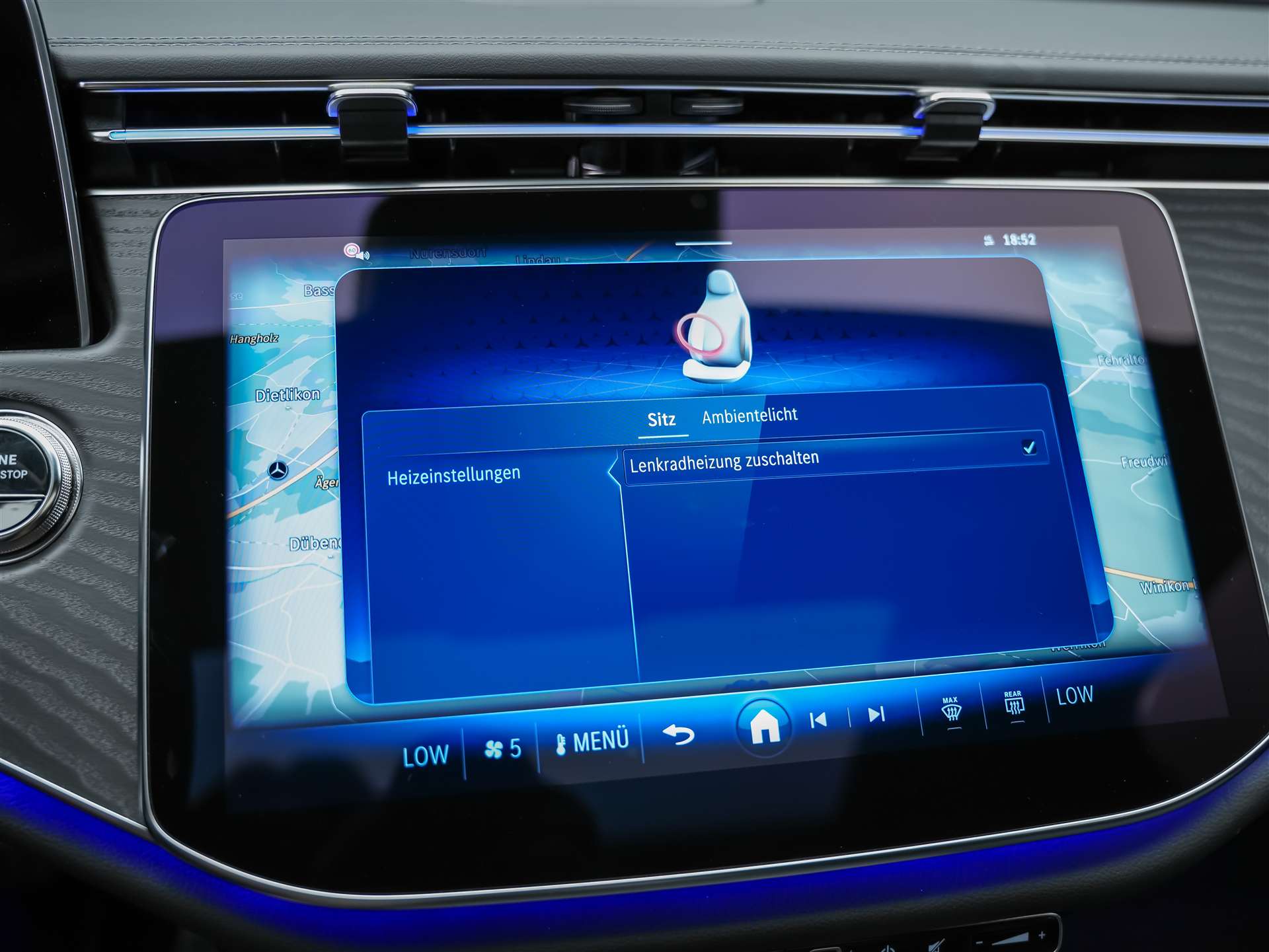 MERCEDES-BENZ E 220 d AMG Line-image-33