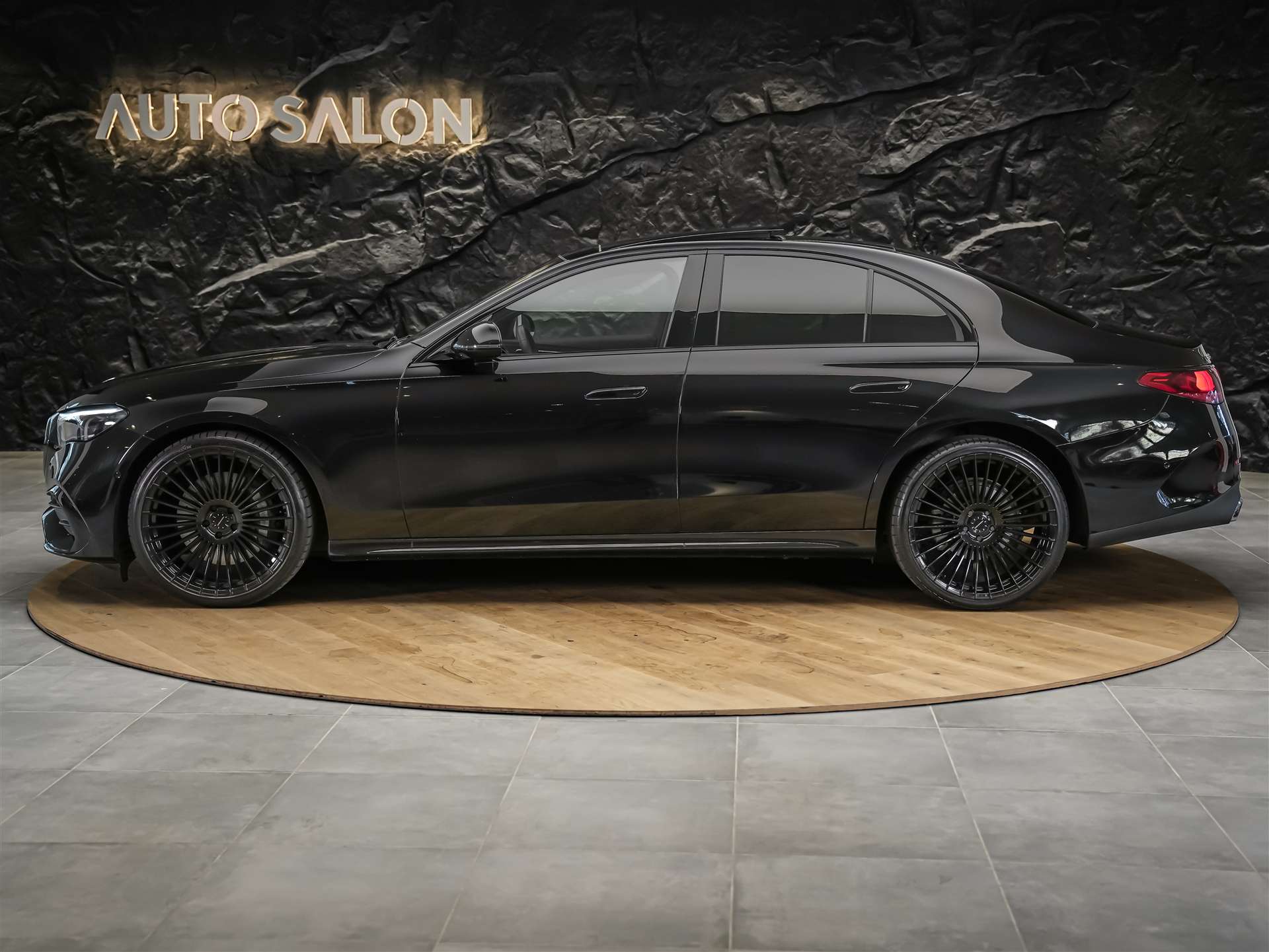 MERCEDES-BENZ E 220 d AMG Line *Werksgarantie*21" Felgen*Panorama*Abstandsregler*-image-2