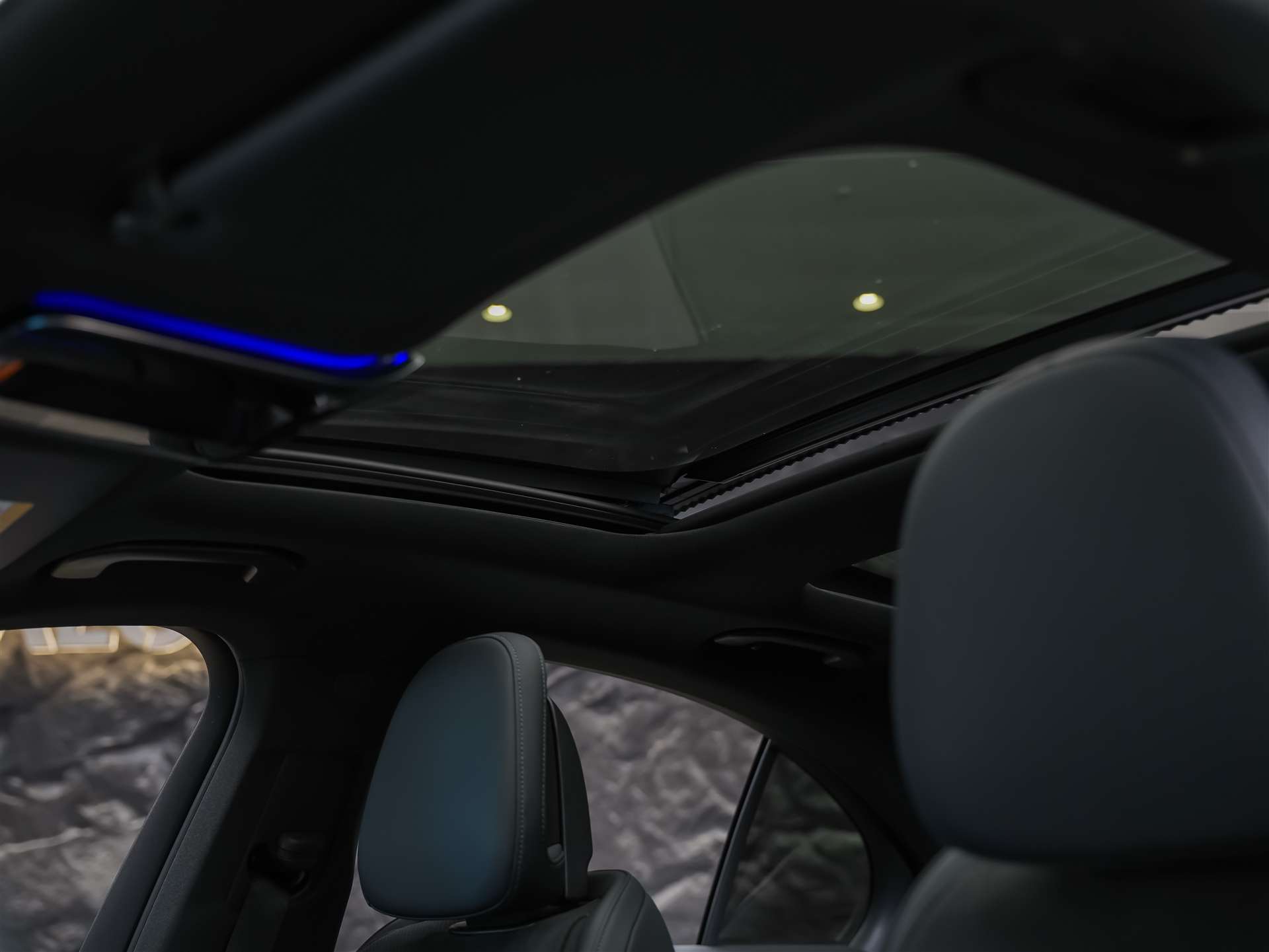 MERCEDES-BENZ E 220 d AMG Line-image-11