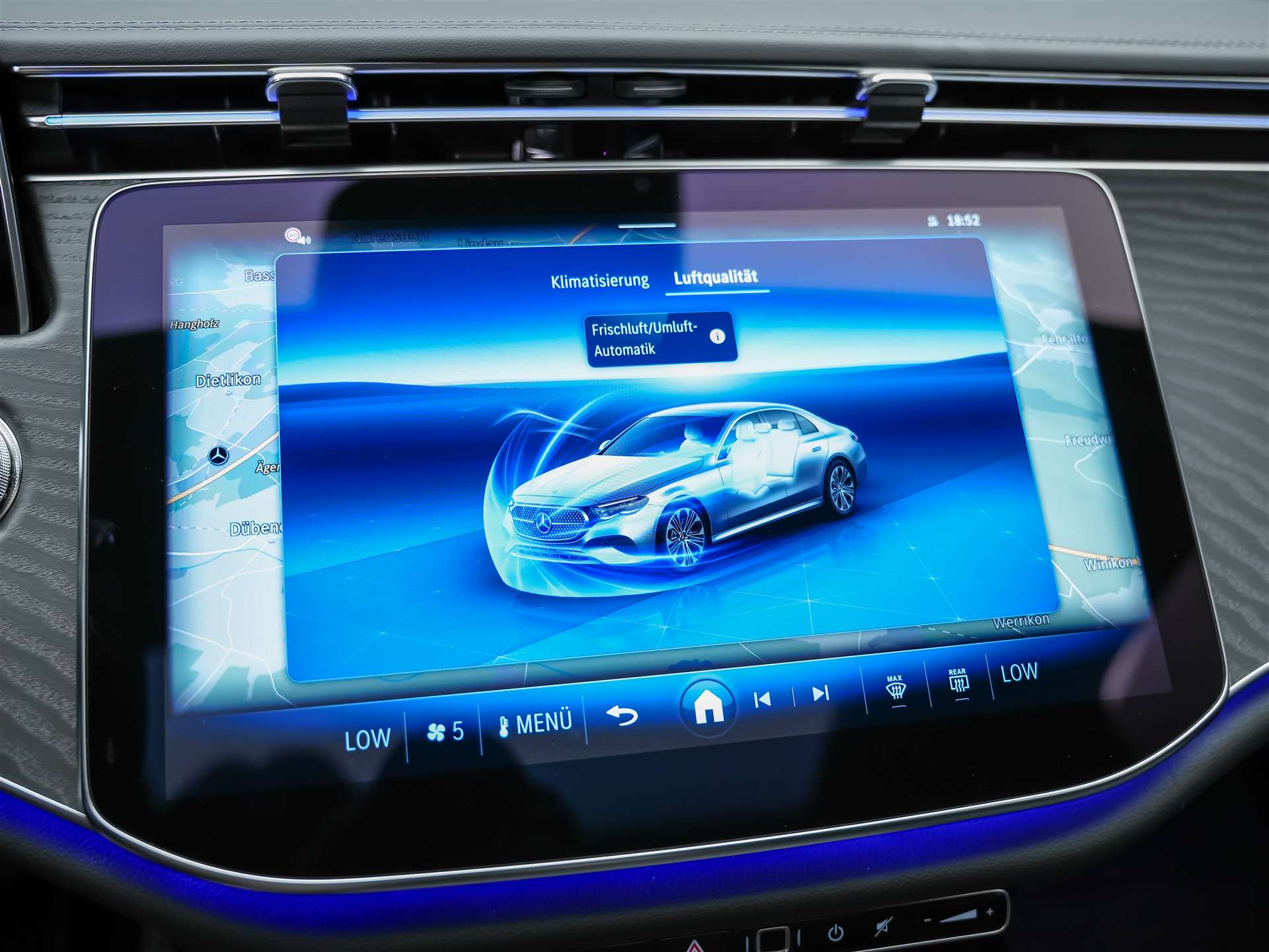 MERCEDES-BENZ E 220 d AMG Line-image-32