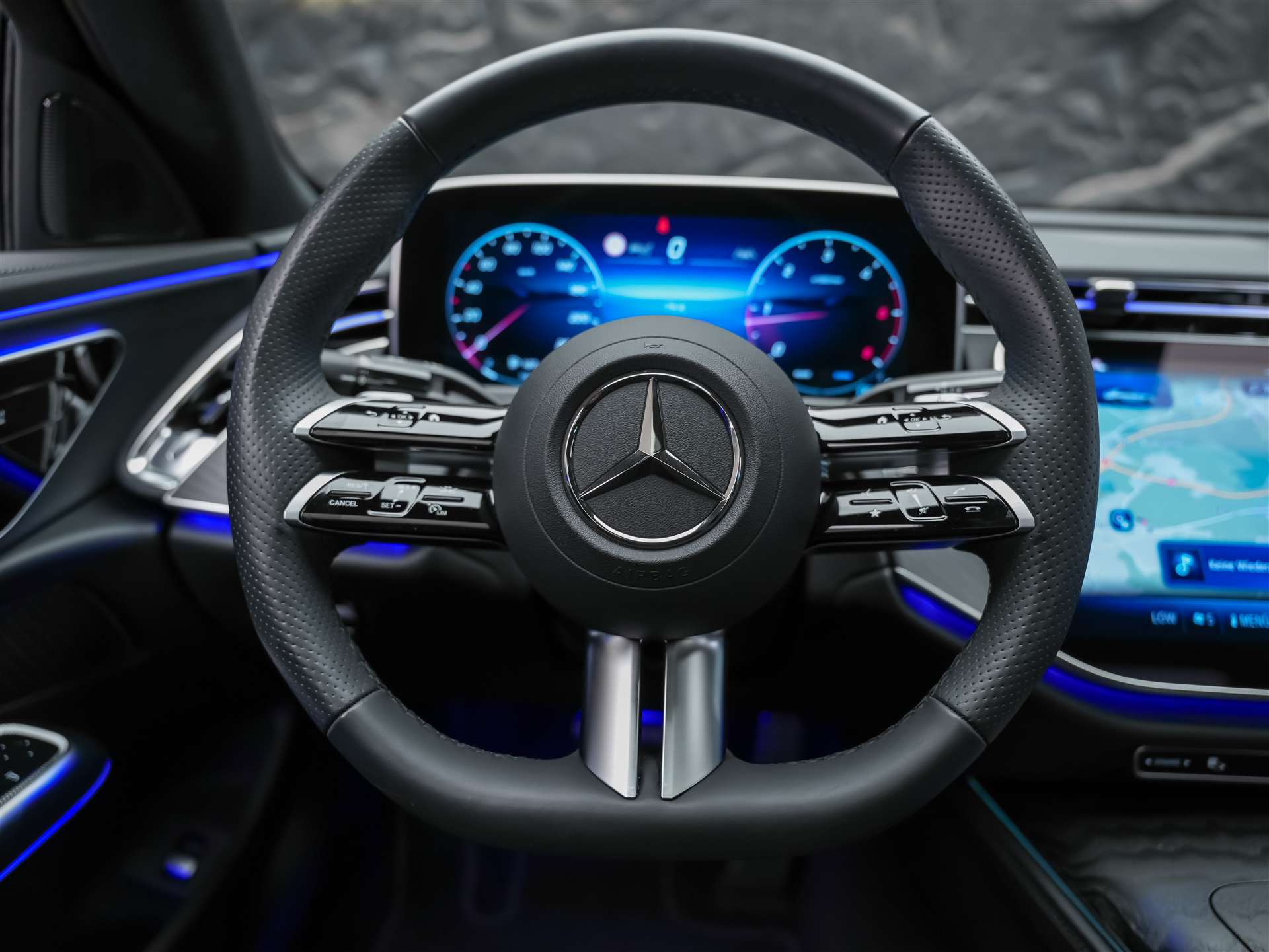 MERCEDES-BENZ E 220 d AMG Line-image-27