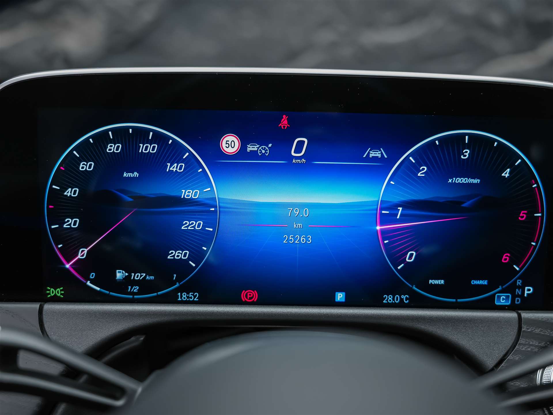 MERCEDES-BENZ E 220 d AMG Line-image-30